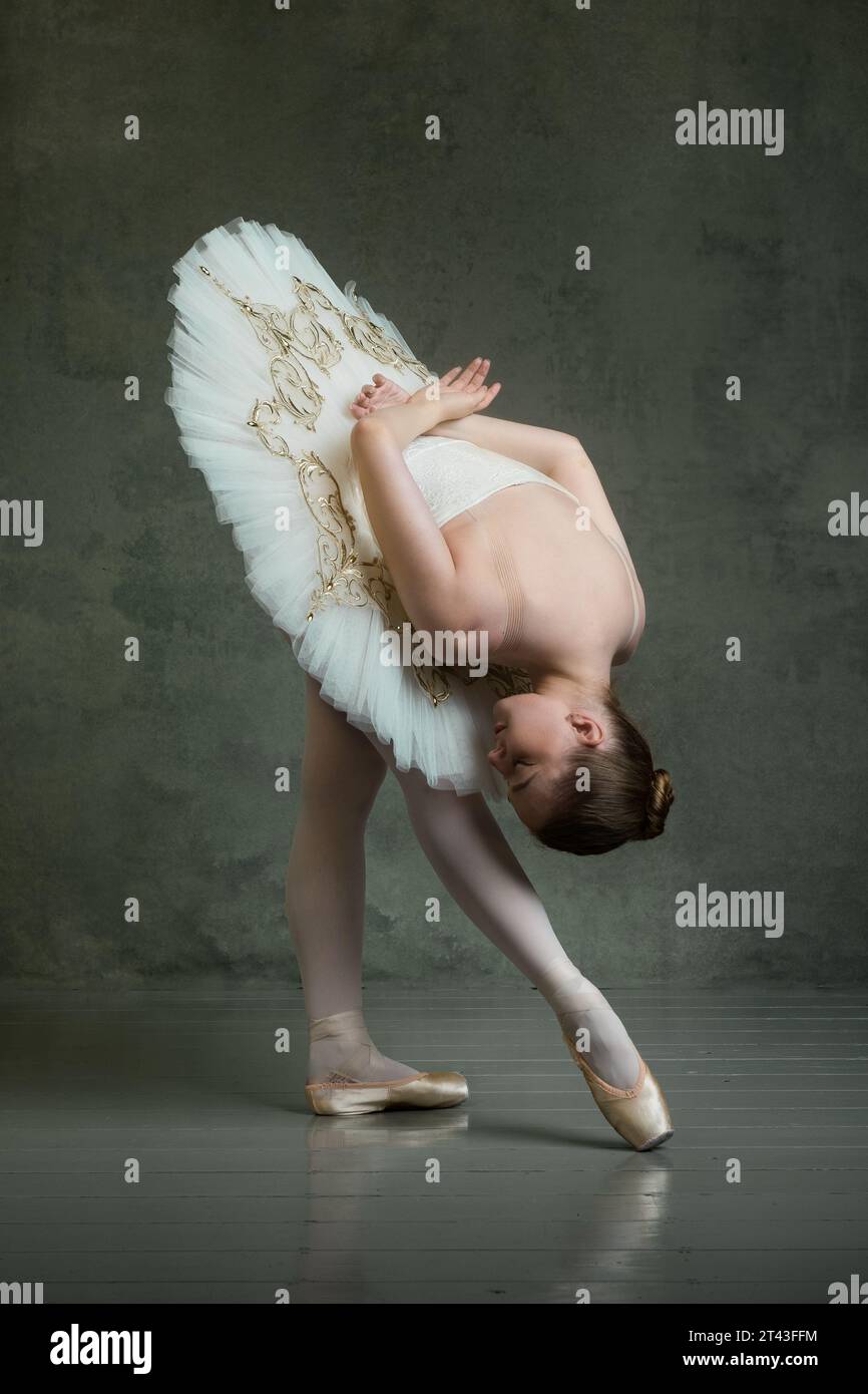 Ballerina in tutu bianco e oro e tiara Foto Stock