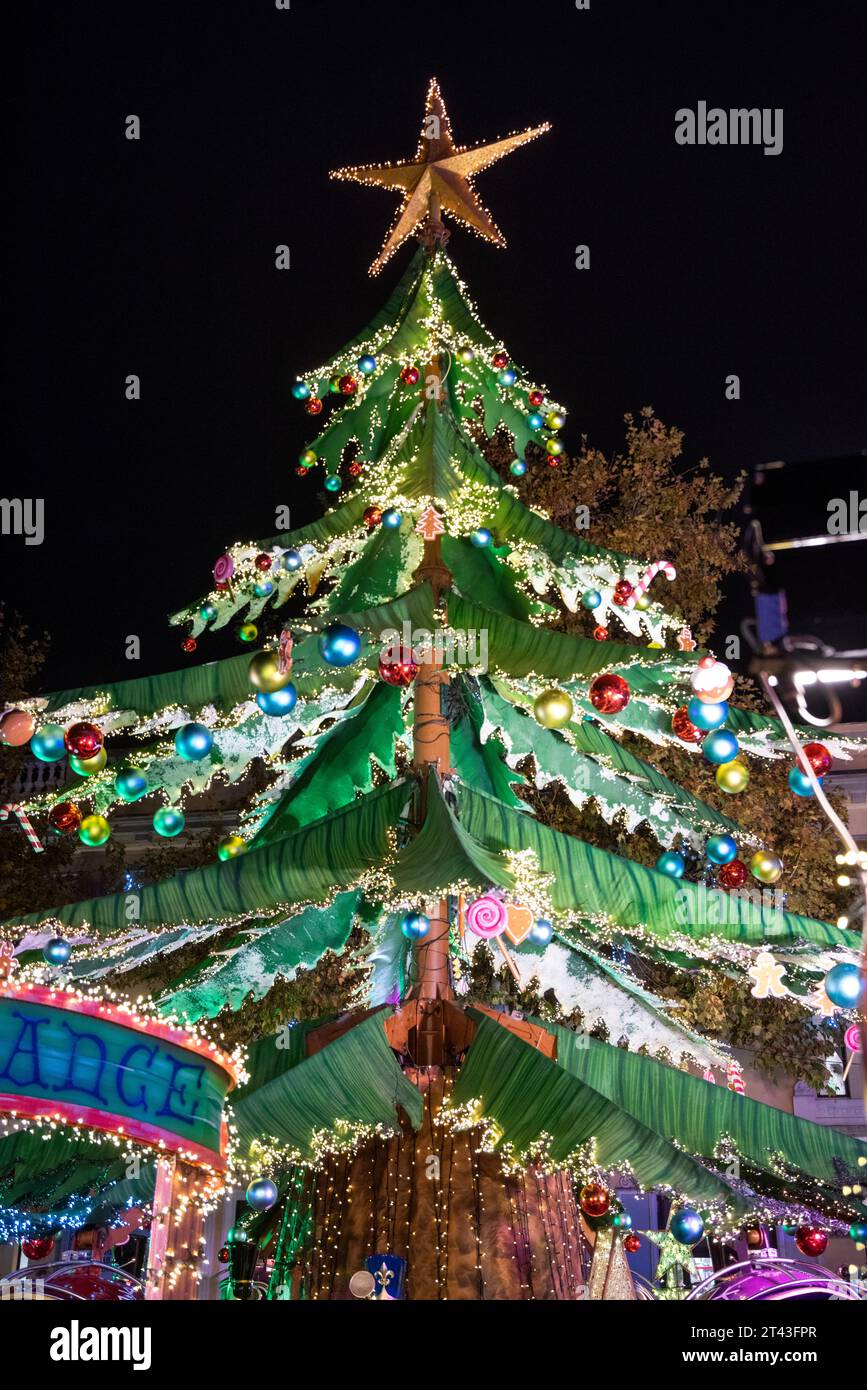 La magica attrazione sull'albero di Natale di Perpignan, uno spettacolo abbagliante di luci festive che illuminano la notte, che emettono un caldo bagliore in città. Foto Stock