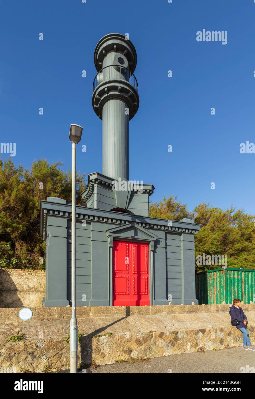 Inusuale installazione artistica di Pablo Bronstein chiamata 'Beach Hut in the Style of Nicholas Hawksmoor'. Leas Coastal Park, Folkestone, Kent, Regno Unito. Foto Stock
