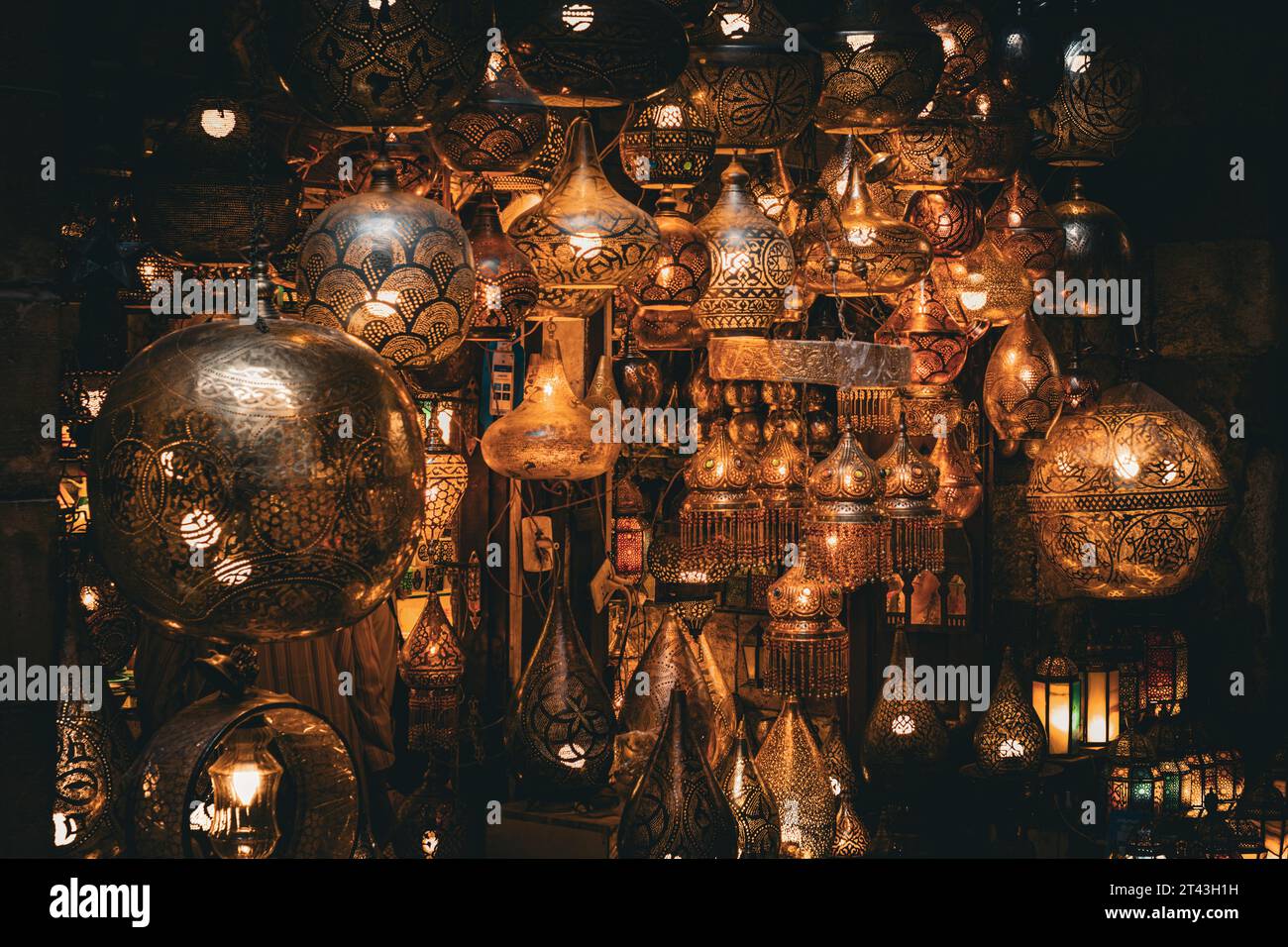 Una mostra di lanterne ornate al Khan al-Khalili Bazaar Foto Stock
