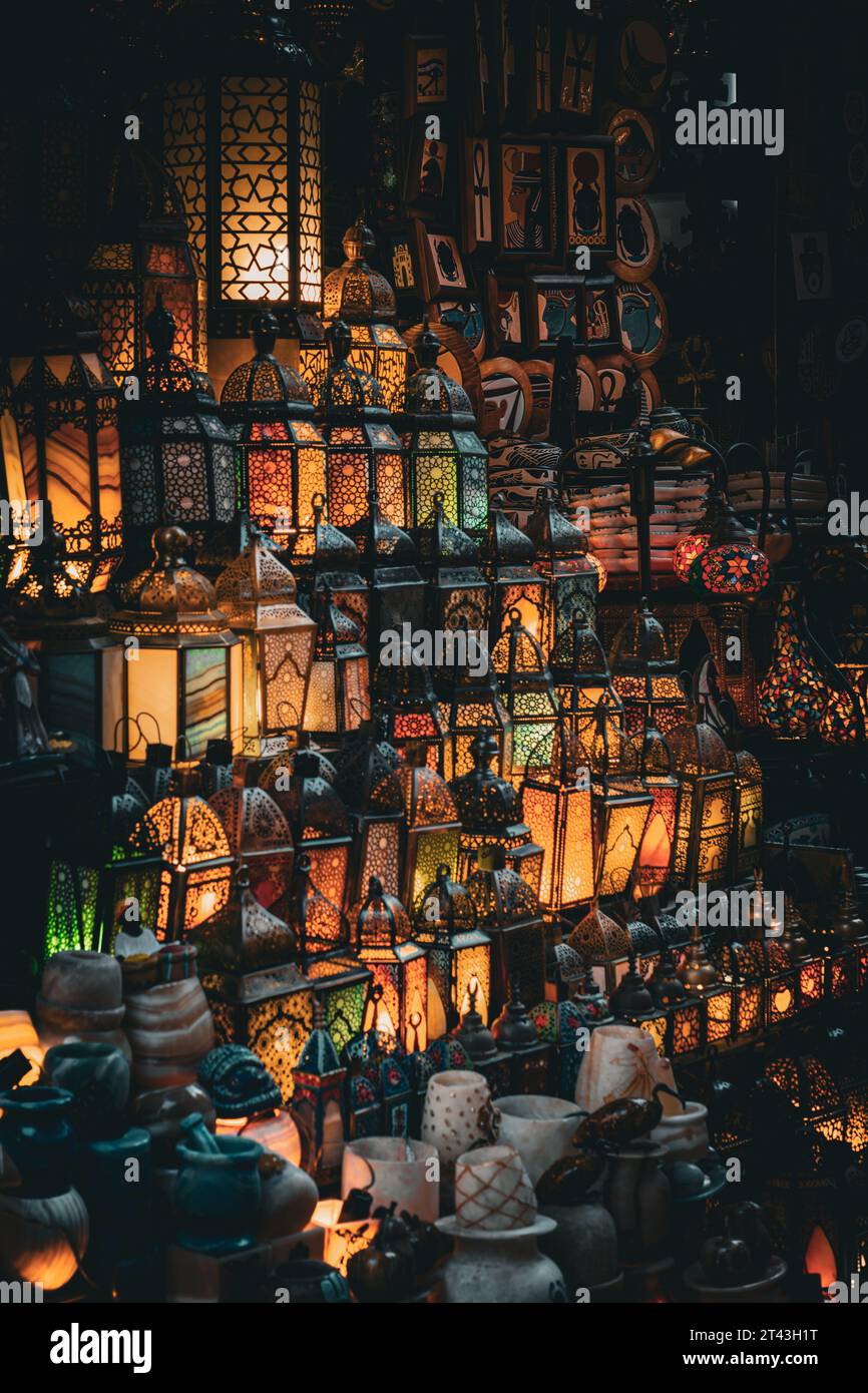 Una mostra di lanterne ornate al Khan al-Khalili Bazaar Foto Stock