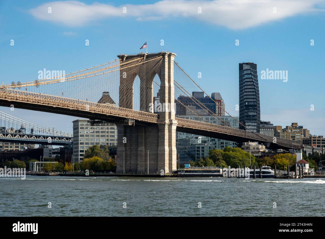 Ponte di Brooklyn e lo skyline di Brooklyn visto da South St., porto sul fiume est, 2023, New York City, USA Foto Stock