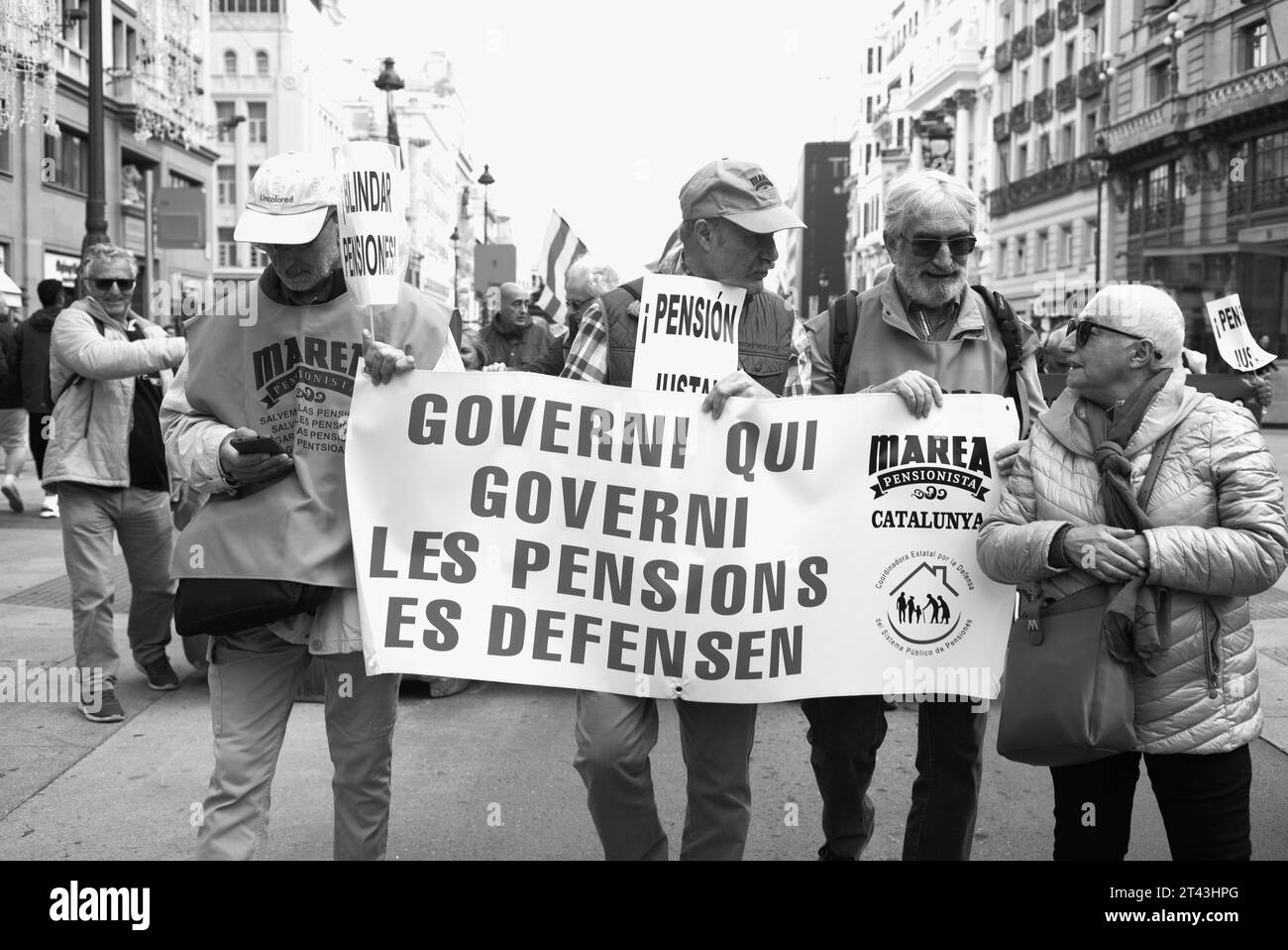 I pensionati protestano, nel centro di Madrid, durante una manifestazione per chiedere un aumento della pensione minima a 1080 e per garantire le pensioni. Ottobre 28, Foto Stock