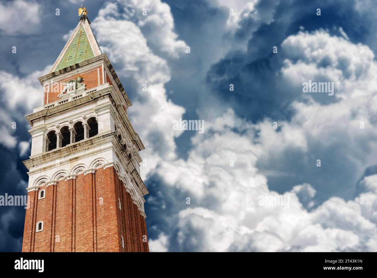 Venezia, Campanile di San Marco (campanile) in St Mark Square, contro un cielo con bellissime nuvole di cumulus. Sito patrimonio dell'umanità dell'UNESCO, Veneto, Italia Foto Stock