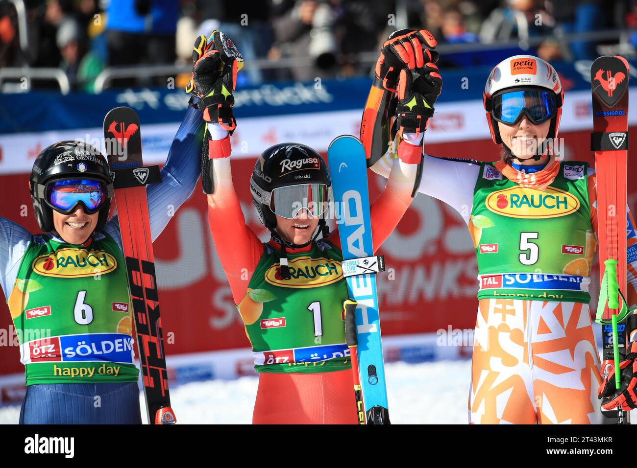 Solden, Tirolo, Austria. 28 ottobre 2023. Apertura della Coppa del mondo di sci alpino Audi FIS; podio per i primi 3 sciatori, Federica Brignone (ITA), Lara Gut-Behrami (sui) e Petra Vlhova (SVK) credito: Action Plus Sports/Alamy Live News Foto Stock