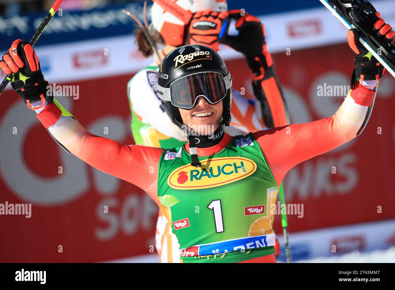 Solden, Tirolo, Austria. 28 ottobre 2023. Apertura della Coppa del mondo di sci alpino Audi FIS; Lara Gut-Behrami (sui) celebra il credito: Action Plus Sports/Alamy Live News Foto Stock