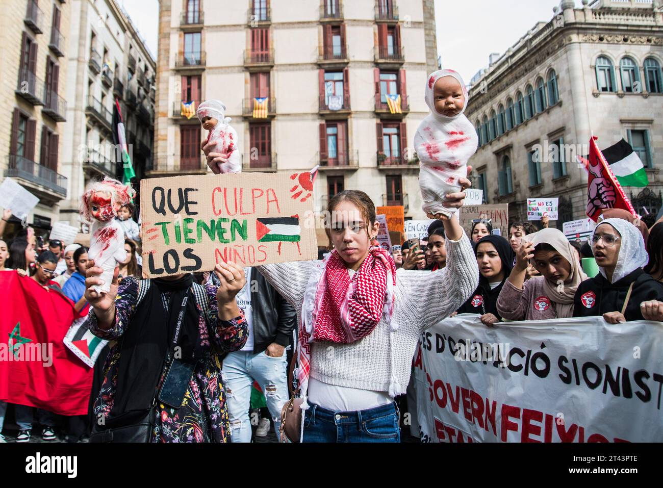 I manifestanti mostrano bambole sporche di sangue e avvolte durante la dimostrazione. L'Unione studentesca ha organizzato una giornata di sciopero e successiva manifestazione in varie città spagnole a sostegno della causa palestinese e contro la guerra a Gaza. Le manifestazioni si sono svolte senza incidenti e con gli slogan "non è una guerra, è un genocidio” e "smettere di vendere armi a Israele”. A Barcellona, tra le duemila e le tremila persone si sono riunite con bandiere e bandiere palestinesi. "Free Free Palestine" e "Israel Murderer" erano gli slogan più incantati (foto di Mario Coll/SOPA Images/Sipa USA) Foto Stock