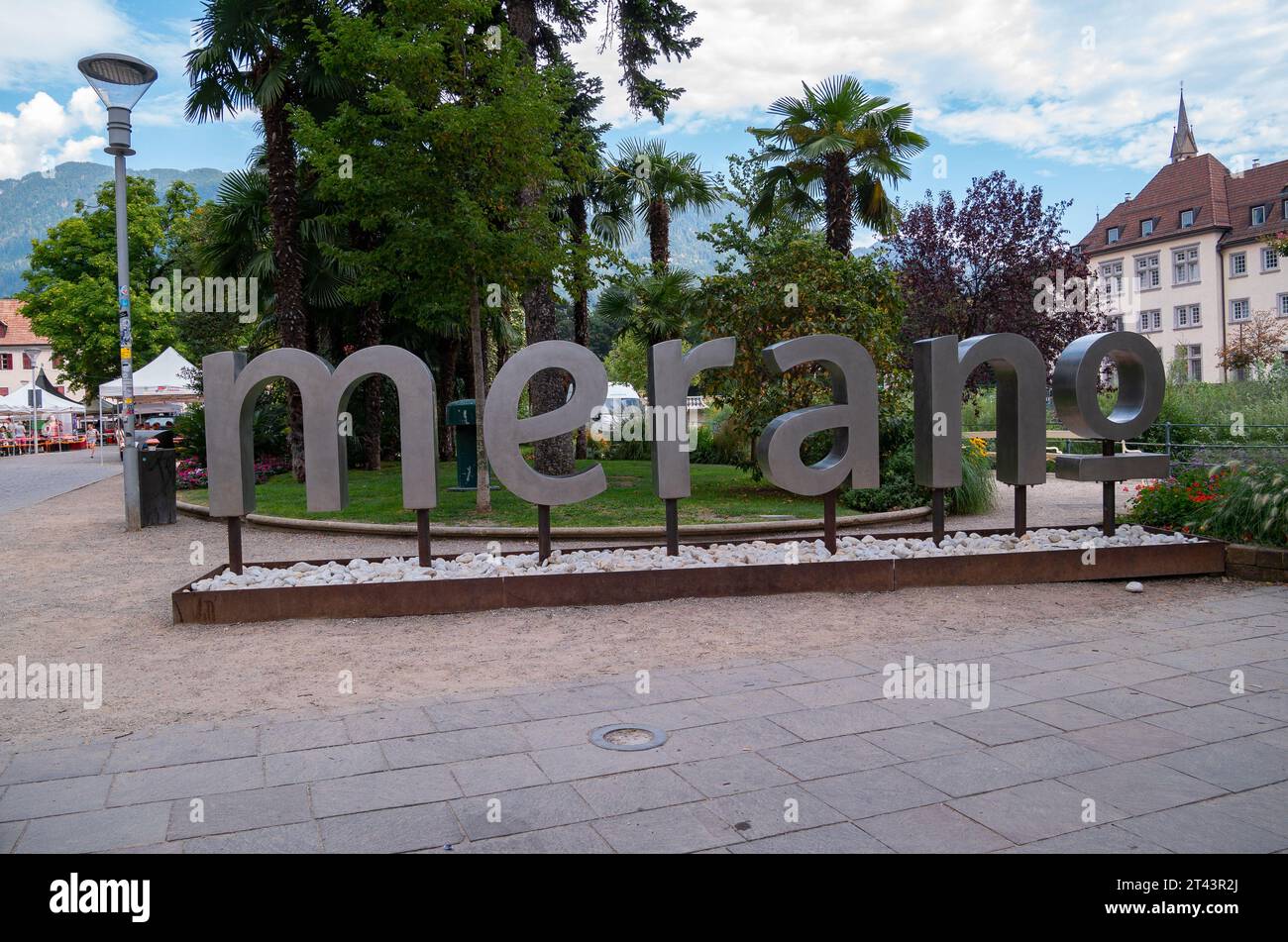 Merano, Italia - 12 agosto 2023: Cartello di Merano nel centro città Foto Stock