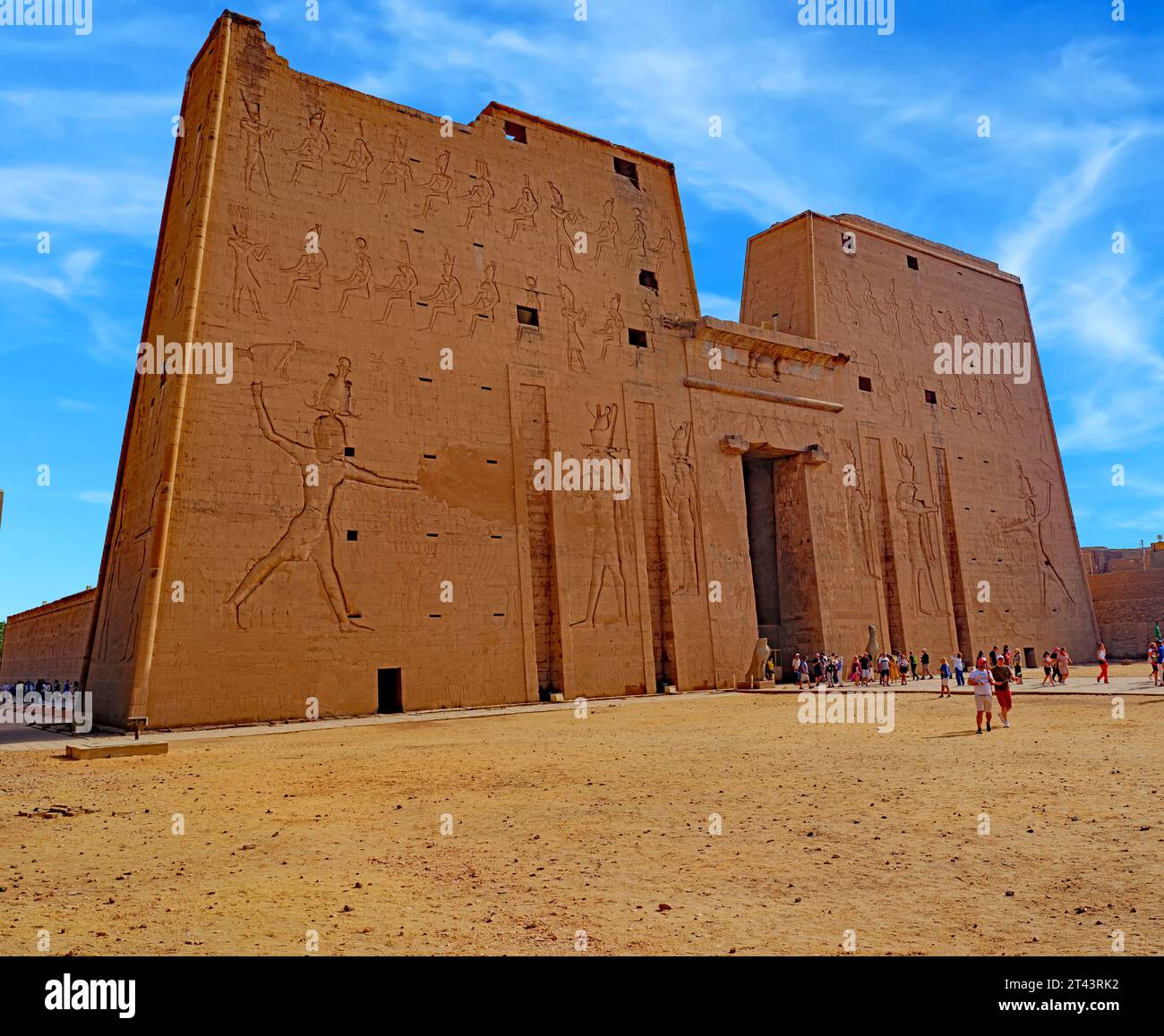 Antico tempio di Edfu sulle rive del Nilo, Egitto Foto Stock