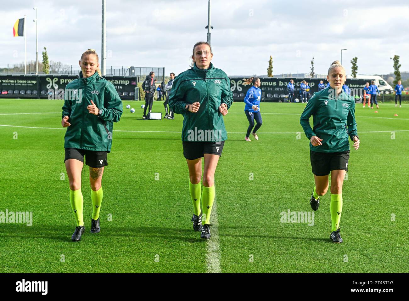 Tubize, Belgio. 28 ottobre 2023. Assistente arbitro bielorusso Anastasiya Danchenko, arbitro bielorusso Volha Blotskaya, l'assistente arbitro romaniano Alexandra Apostu nella foto di fronte a una partita di calcio femminile tra le nazionali femminili Under 19 dei Paesi Bassi e del Belgio al turno di qualificazione femminile Under 19 della UEFA nella seconda giornata del gruppo A6 di sabato 28 ottobre 2023 a Tubize, Belgio . Credito: Sportpix/Alamy Live News Foto Stock