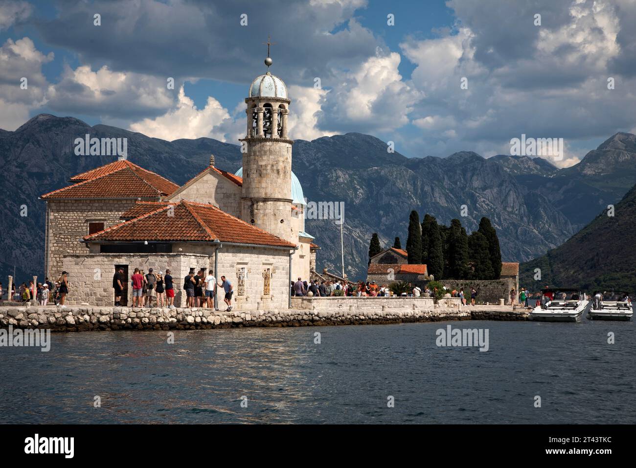 Nostra Signora delle rocce si trova su un'isola nella Baia di Cattaro al largo di Perast, Montenegro. Foto Stock