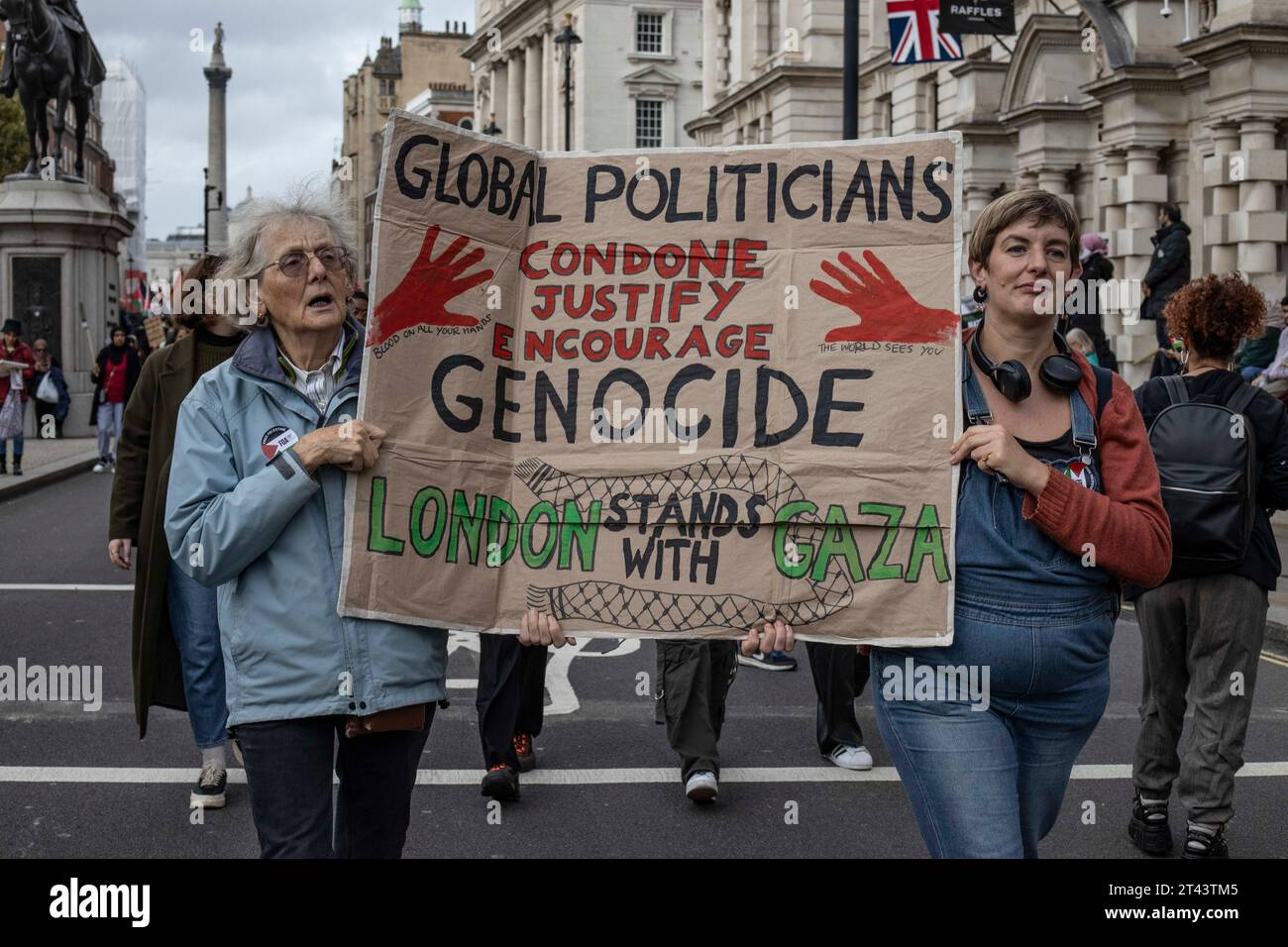 Si stima che 100.000 persone prendano parte alla protesta per la Palestina libera e l'invasione anti-mediorientale di Gaza attraverso Westminster, Central London Westminster, Central London, 28 ottobre 2023 Credit: Jeff Gilbert/Alamy Live News Foto Stock