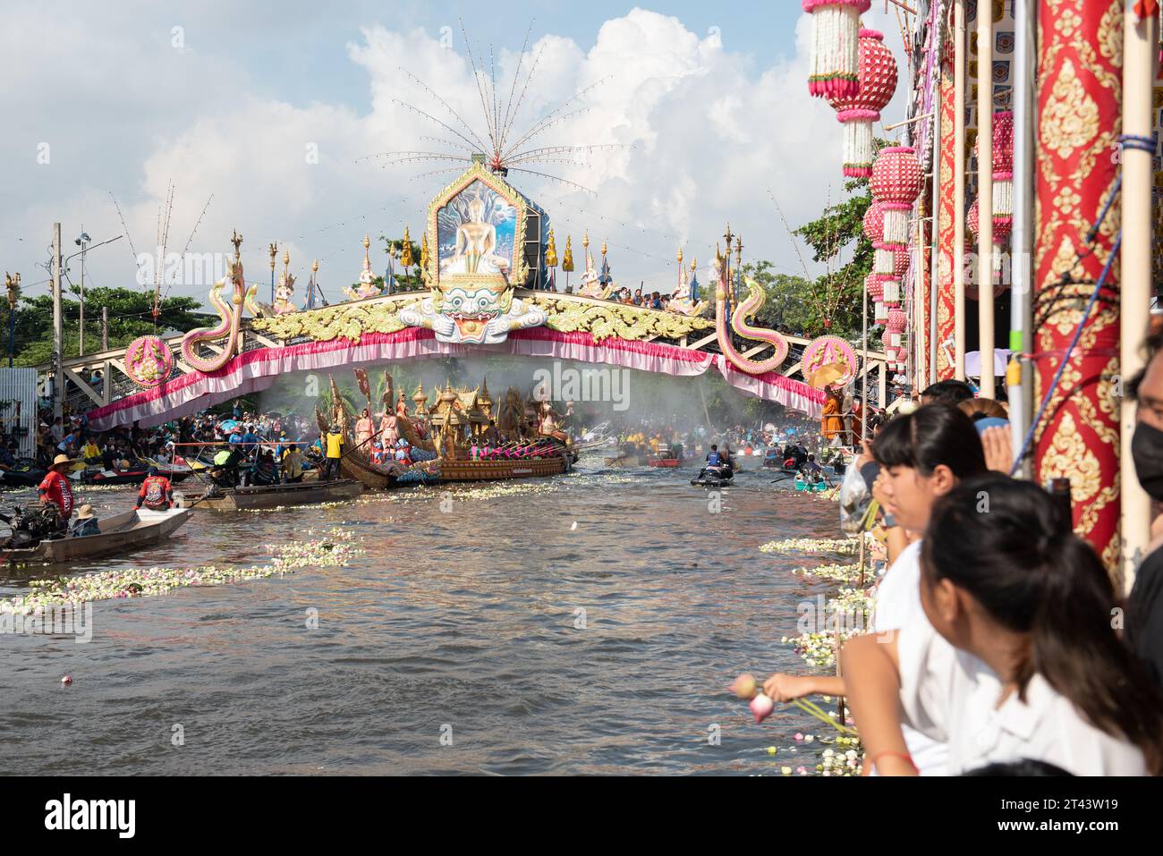 Samut Prakan, Thailandia. 28 ottobre 2023. L'annuale Rab Bua (Festival del lancio del loto), ha migliaia di persone locali e turisti che costeggiano le rive del canale di Samrong per lanciare fiori di loto su una barca che trasporta una replica della famosa immagine del Buddha Luang Poh, passa davanti al Wat Bang Phli Yai Nai (Luang Pho al tempio) il distretto di Bang Phli, provincia di Samut Prakan (37 km. da Bangkok), è un'antica tradizione locale, che è l'unica al mondo e c'è solo un posto in Thailandia. (Foto di Teera Noisakran/Pacific Press) credito: Pacific Press Media Production Corp./Alamy Live News Foto Stock