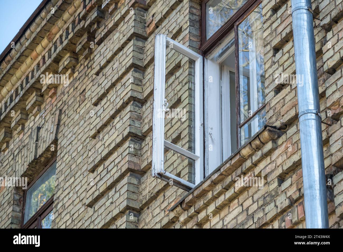 finestre con elementi decorativi su un vecchio edificio in legno o mattoni Foto Stock