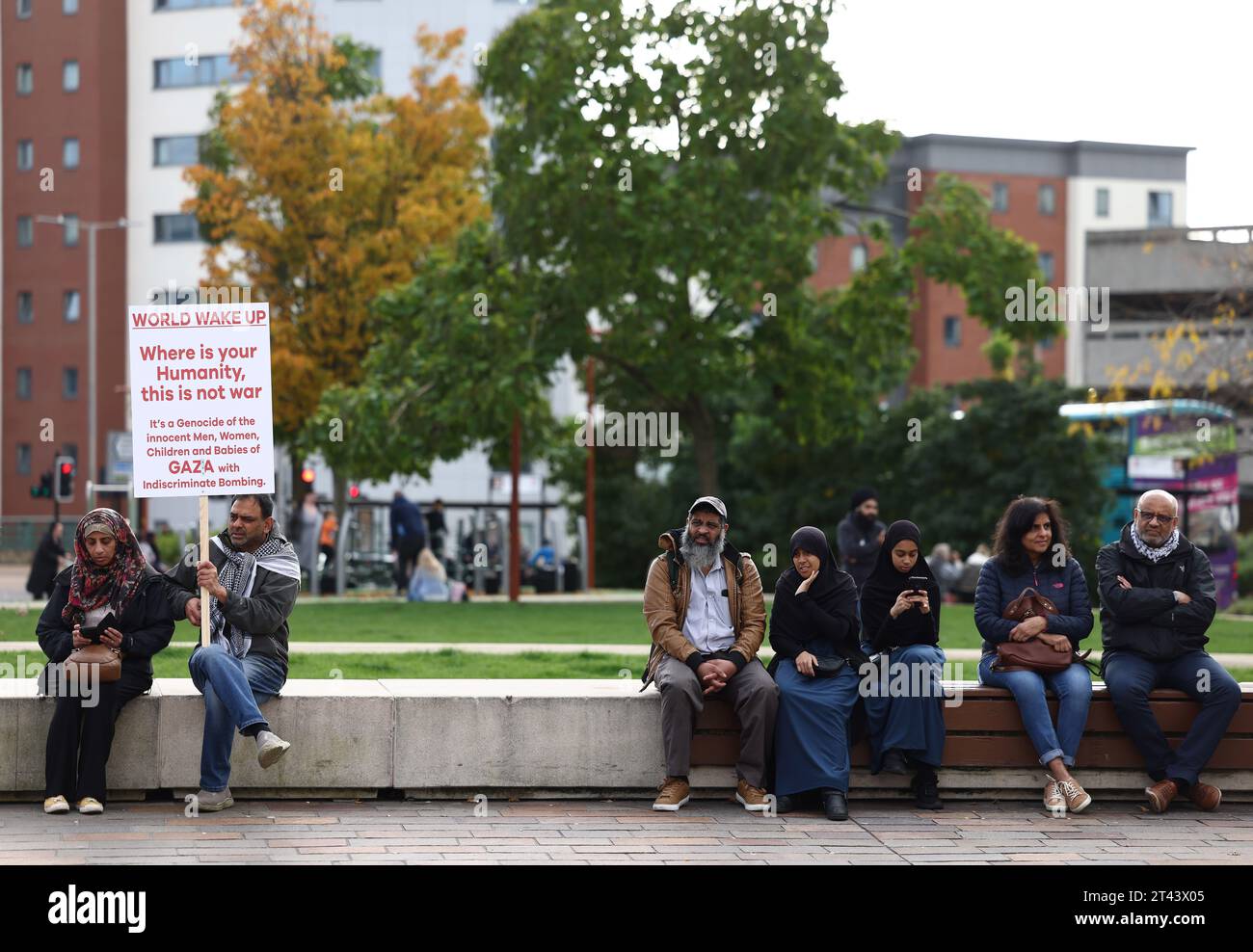 Leicester, Leicestershire, Regno Unito. 28 ottobre 2023. Un manifestante tiene un cartello durante una manifestazione pro-palestinese. Decine di migliaia di manifestanti pro-palestinesi si sono riuniti a Londra e in tutto il Regno Unito per raduni che sollecitano la fine degli attacchi israeliani a Gaza. Credit Darren Staples/Alamy Live News. Foto Stock