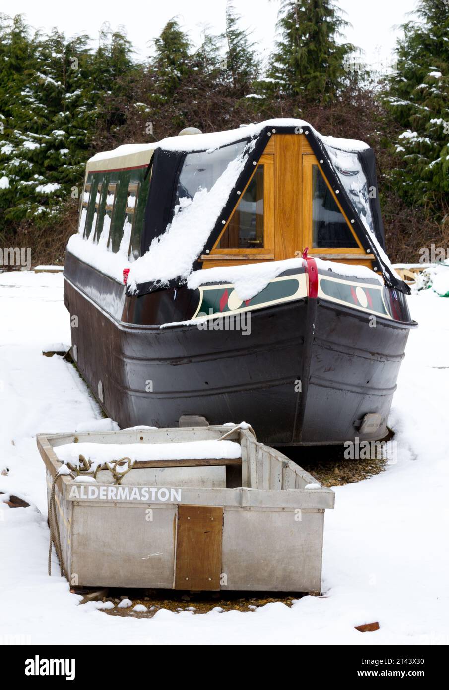 Un canale o una stretta barca posata per l'inverno ad Aldermaston Wharf sul canale Kennet e Avon nel Berkshire. Foto Stock