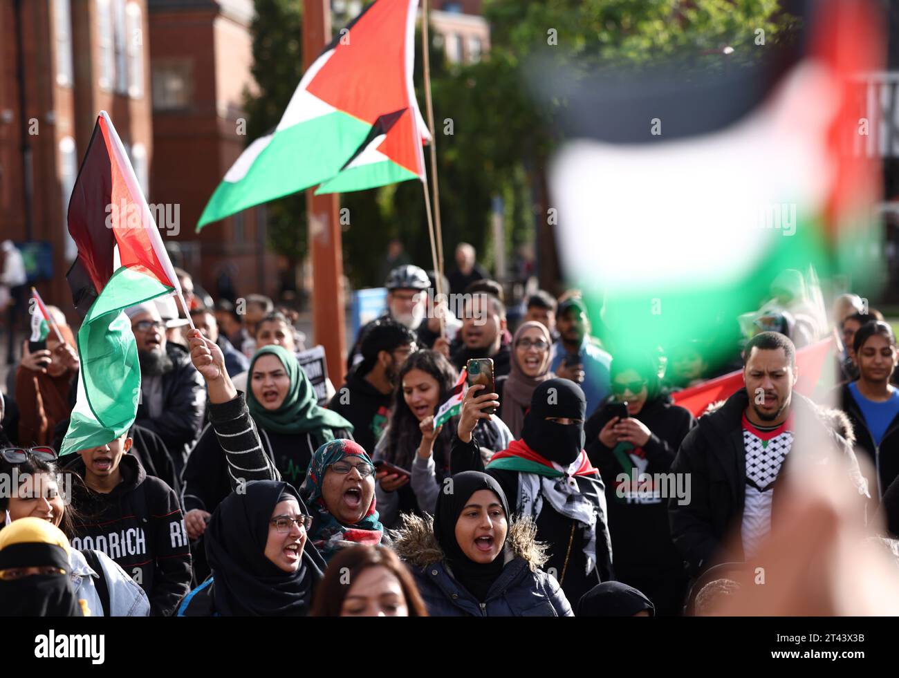Leicester, Leicestershire, Regno Unito. 28 ottobre 2023. I manifestanti sventolano bandiere durante una manifestazione pro-palestinese. Decine di migliaia di manifestanti pro-palestinesi si sono riuniti a Londra e in tutto il Regno Unito per raduni che sollecitano la fine degli attacchi israeliani a Gaza. Credit Darren Staples/Alamy Live News. Foto Stock