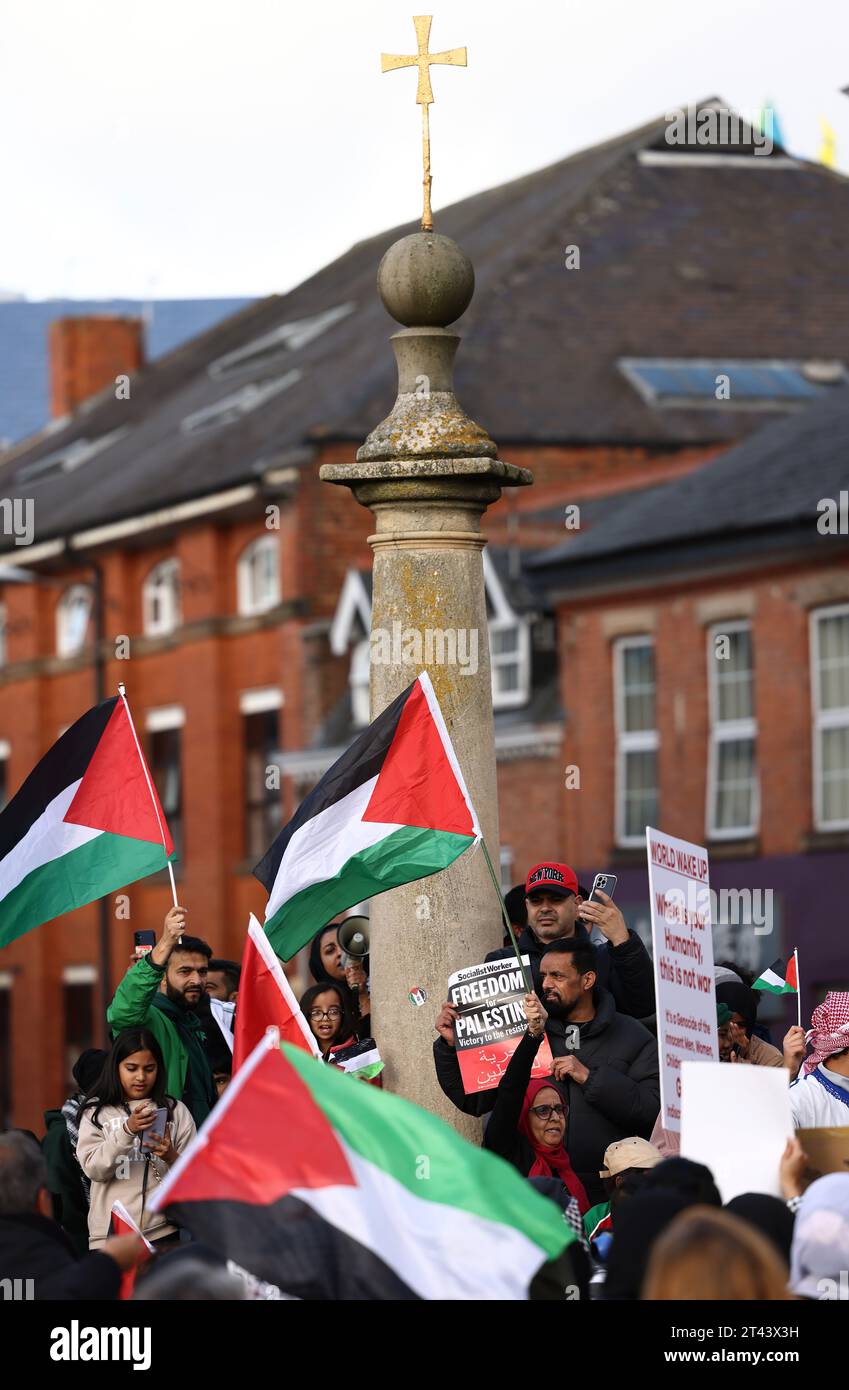 Leicester, Leicestershire, Regno Unito. 28 ottobre 2023. I manifestanti sventolano bandiere durante una manifestazione pro-palestinese. Decine di migliaia di manifestanti pro-palestinesi si sono riuniti a Londra e in tutto il Regno Unito per raduni che sollecitano la fine degli attacchi israeliani a Gaza. Credit Darren Staples/Alamy Live News. Foto Stock