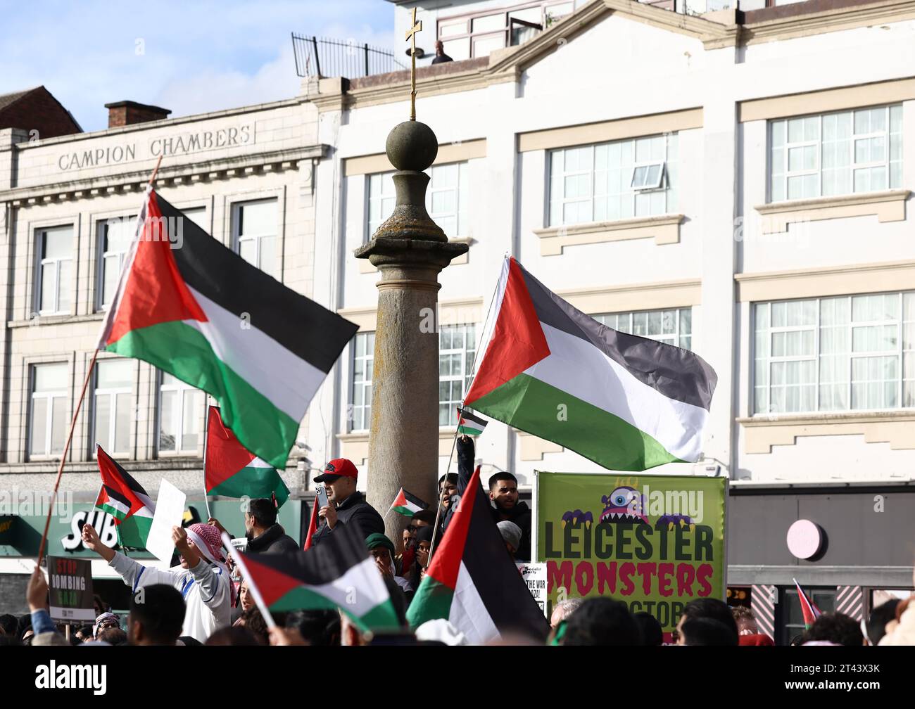 Leicester, Leicestershire, Regno Unito. 28 ottobre 2023. I manifestanti sventolano bandiere durante una manifestazione pro-palestinese. Decine di migliaia di manifestanti pro-palestinesi si sono riuniti a Londra e in tutto il Regno Unito per raduni che sollecitano la fine degli attacchi israeliani a Gaza. Credit Darren Staples/Alamy Live News. Foto Stock