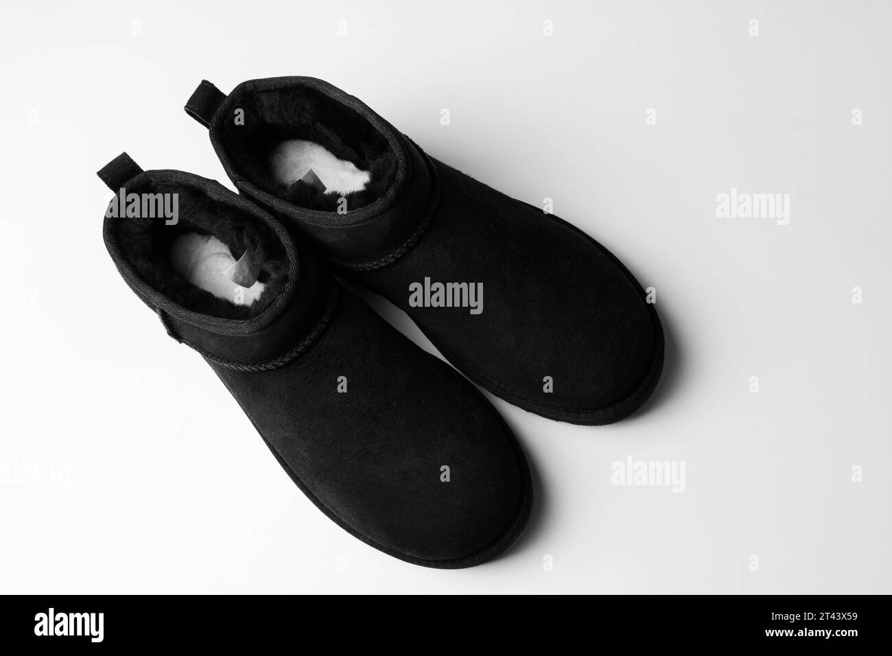 Stivali UGG corti e alla moda in pelliccia di pecora per l'inverno. Foto Stock