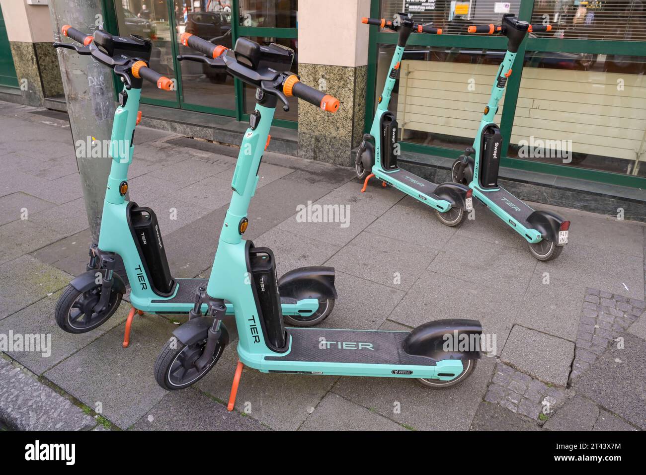 Behinderung, e-Scooter auf Gehweg, Bürgersteig, Kaiserstraße, Francoforte, Hessen, Deutschland Foto Stock