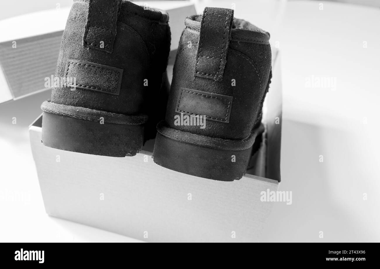 Stivali UGG corti e alla moda in pelliccia di pecora per l'inverno. Foto Stock