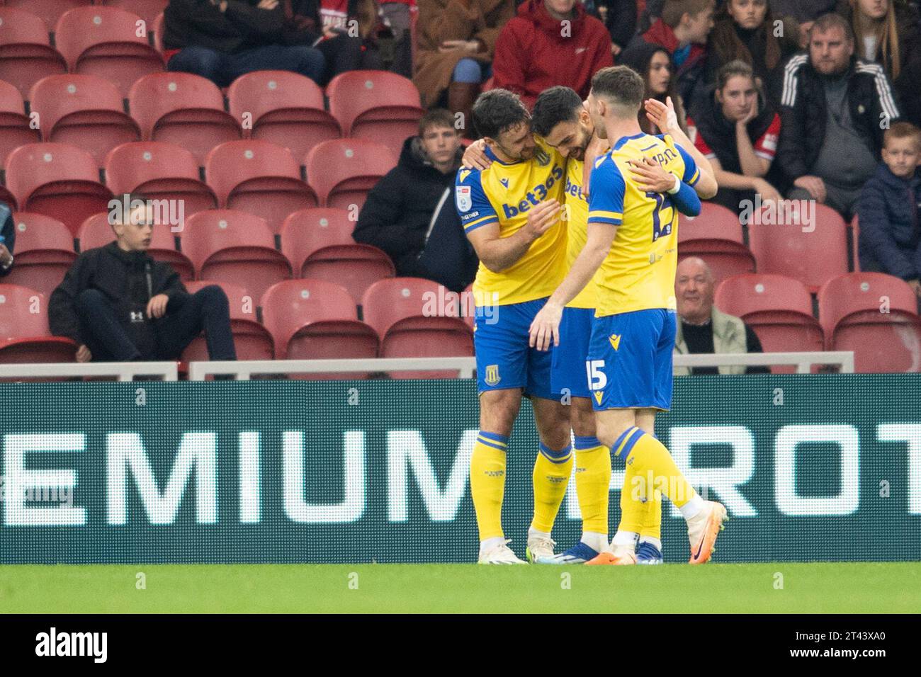 Mehdi Leris di Stoke City segna il secondo gol e festeggia con i suoi compagni di squadra durante la partita del campionato Sky Bet tra Middlesbrough e Stoke City al Riverside Stadium di Middlesbrough sabato 28 ottobre 2023. (Foto: Trevor Wilkinson | mi News) crediti: MI News & Sport /Alamy Live News Foto Stock