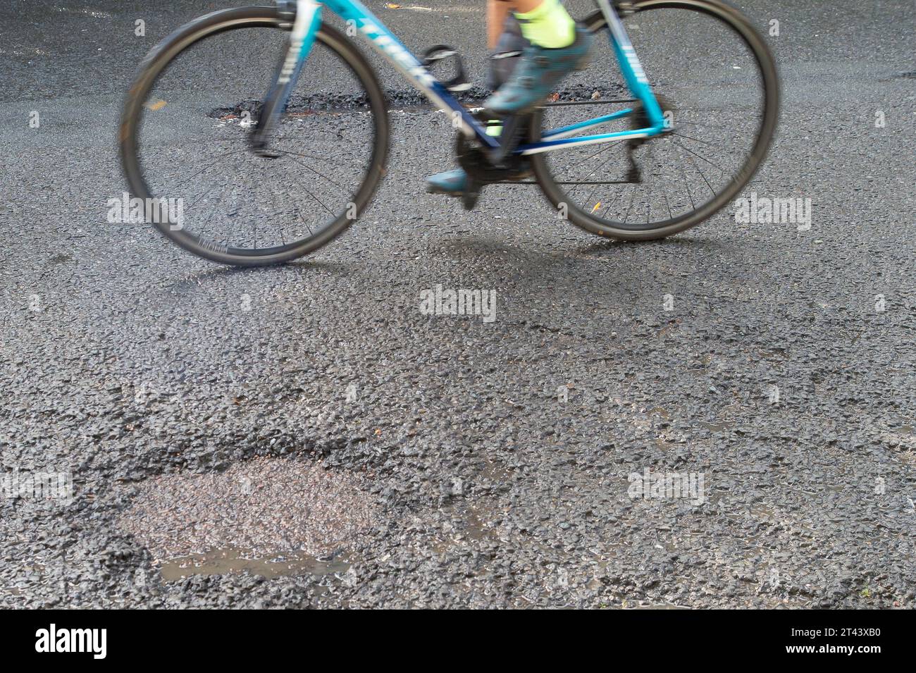 Dorney, Buckinghamshire, Regno Unito. 27 ottobre 2023. Una delle molte buche della strada nel Dorney Village, Buckinghamshire, in attesa di essere riparata dal Consiglio del Buckinghamshire. Molte delle strade del Buckinghamshire sono ancora in cattivo stato di riparazione. Credito: Maureen McLean/Alamy Foto Stock