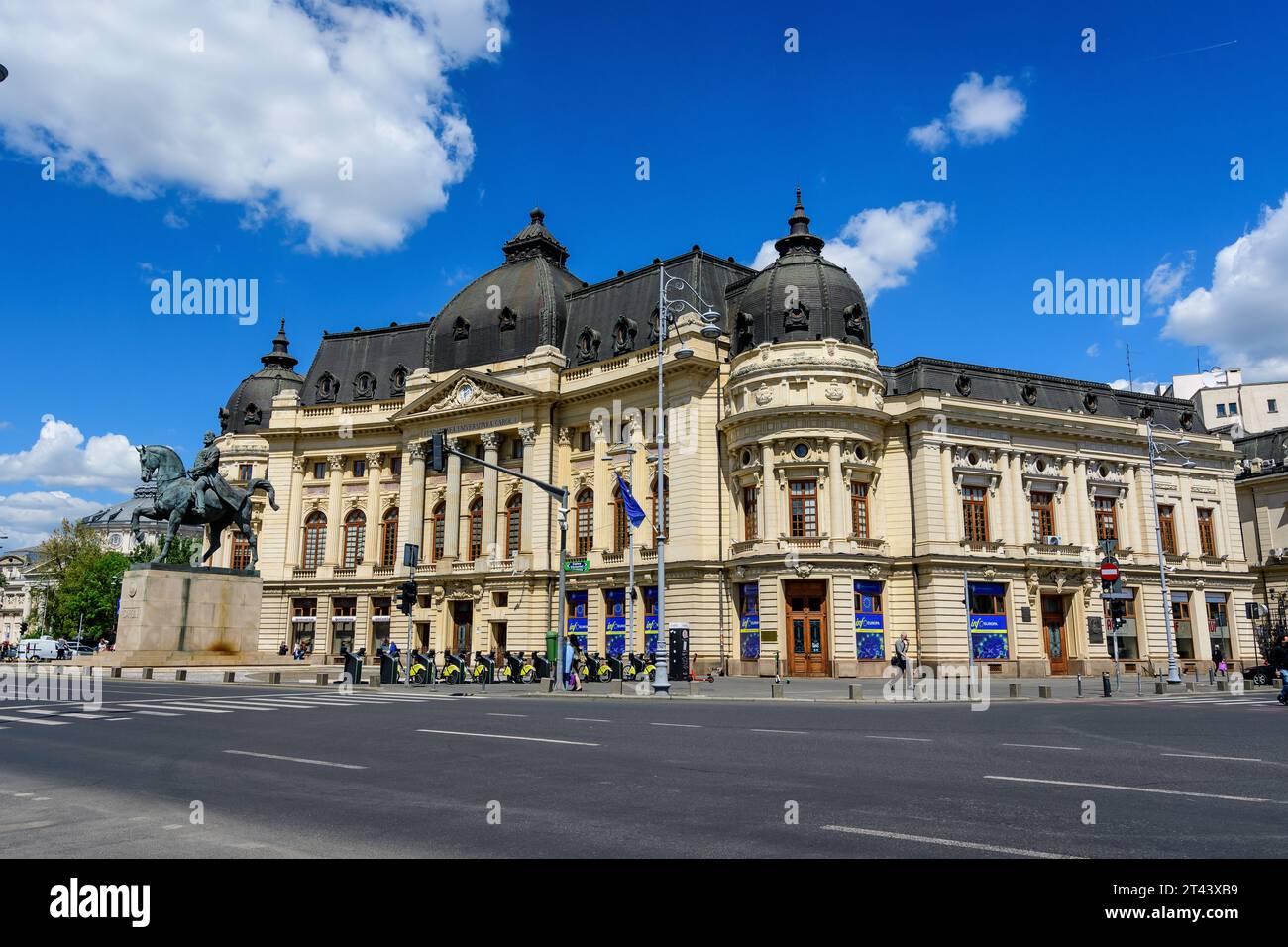 Bucarest, Romania, 6 maggio 2021: La Biblioteca Universitaria Centrale con monumento equestre al re Carol i di fronte ad essa in Piazza Revolutiei (Piata Rev Foto Stock