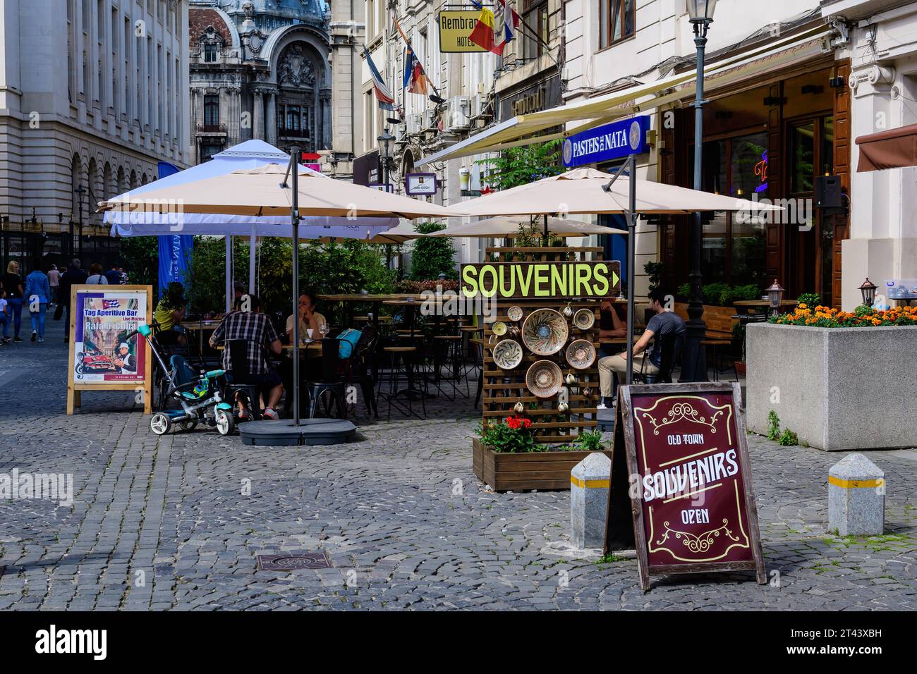 Bucarest, Romania - 5 giugno 2021: Vecchi edifici nel centro storico in una soleggiata giornata estiva Foto Stock