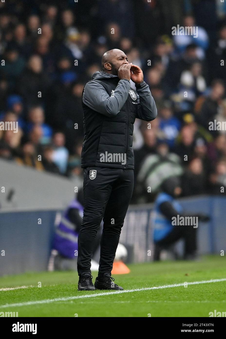 Leeds, Regno Unito. 28 ottobre 2023. Huddersfield Town Manager Darren Moore durante il match per lo Sky Bet Championship a Elland Road, Leeds. Il credito fotografico dovrebbe leggere: Gary Oakley/Sportimage Credit: Sportimage Ltd/Alamy Live News Foto Stock