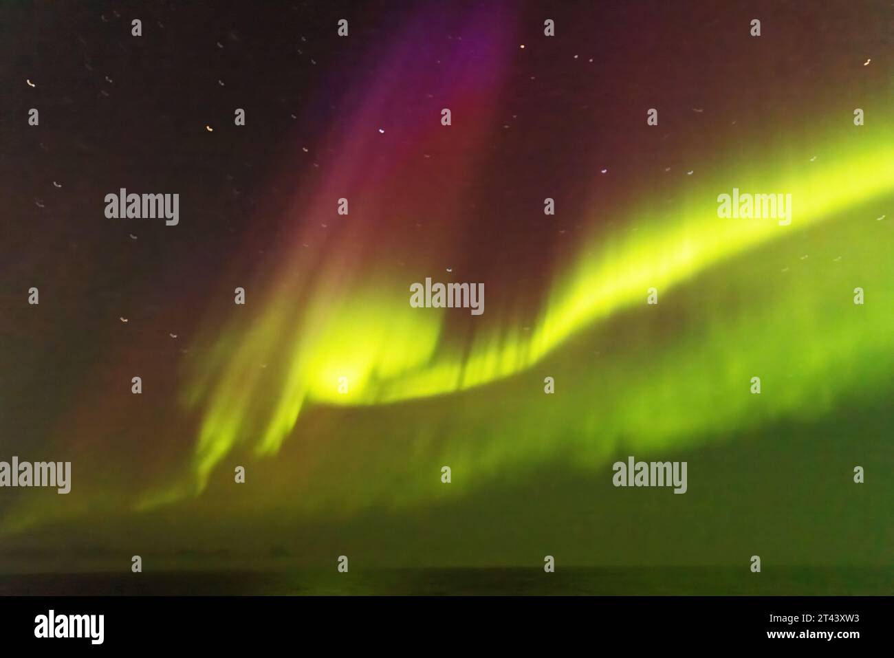 Aurora boreale o aurora boreale vista di notte, disturbi della magnetosfera dovuti al vento solare; Groenlandia, Artico. - Arctic Travel. Foto Stock