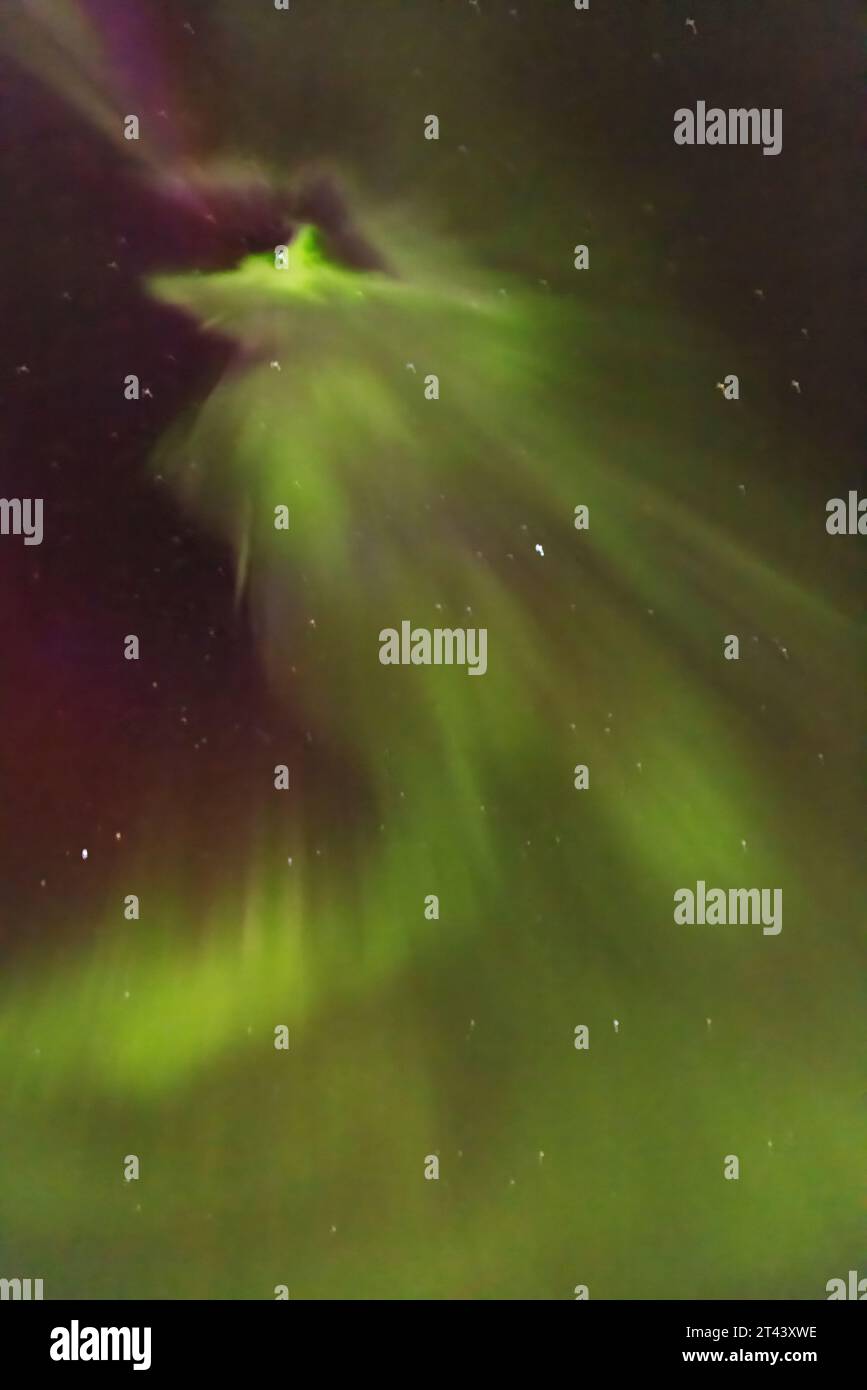 Aurora boreale o aurora boreale vista di notte, disturbi della magnetosfera dovuti al vento solare; Groenlandia, Artico. - Arctic Travel. Foto Stock