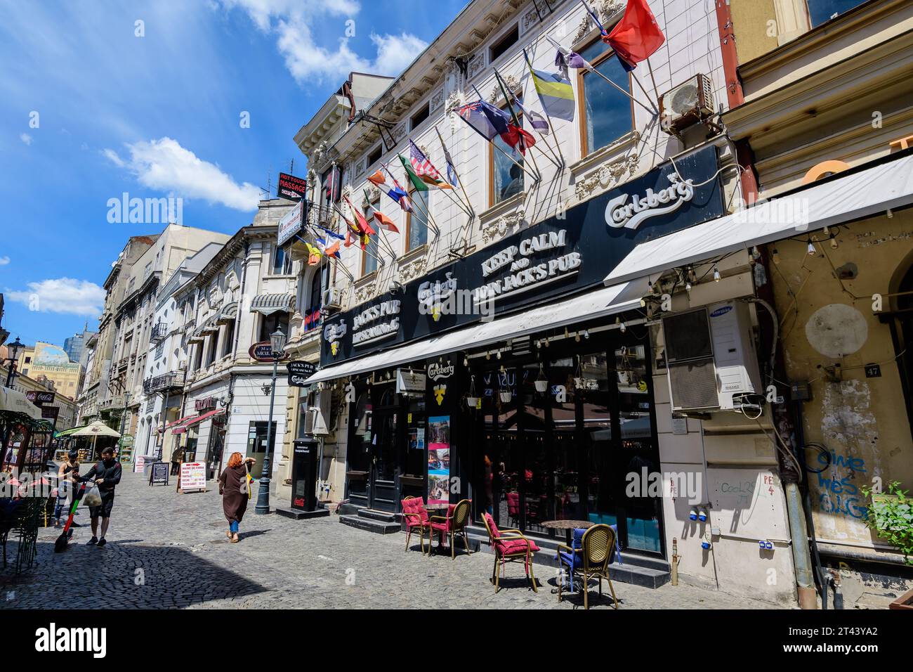 Bucarest, Romania - 6 maggio 2021: Vecchi edifici con bar e ristoranti in via Lipscani (strada Lipscani) nel centro storico (Centrul Vechi) Foto Stock