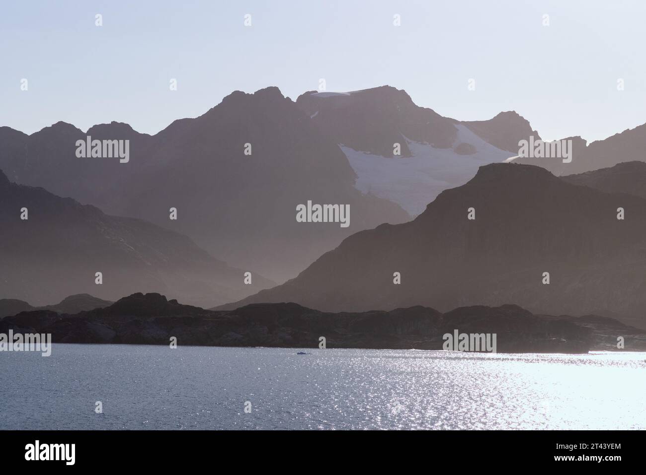 Paesaggio della Groenlandia orientale; montagne ghiacciai e mare, fiordo di Skjoldungen, Groenlandia orientale; splendido paesaggio artico Foto Stock