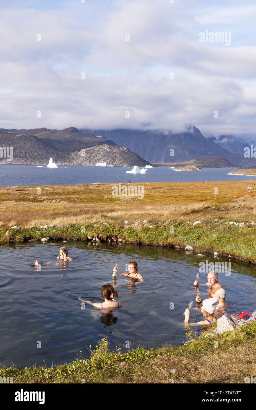 Turismo in Groenlandia; turisti che nuotano in una sorgente termale o in una piscina termale sull'isola di Uunartoq, Groenlandia meridionale . Viaggi in Groenlandia; viaggi nell'Artico. Foto Stock