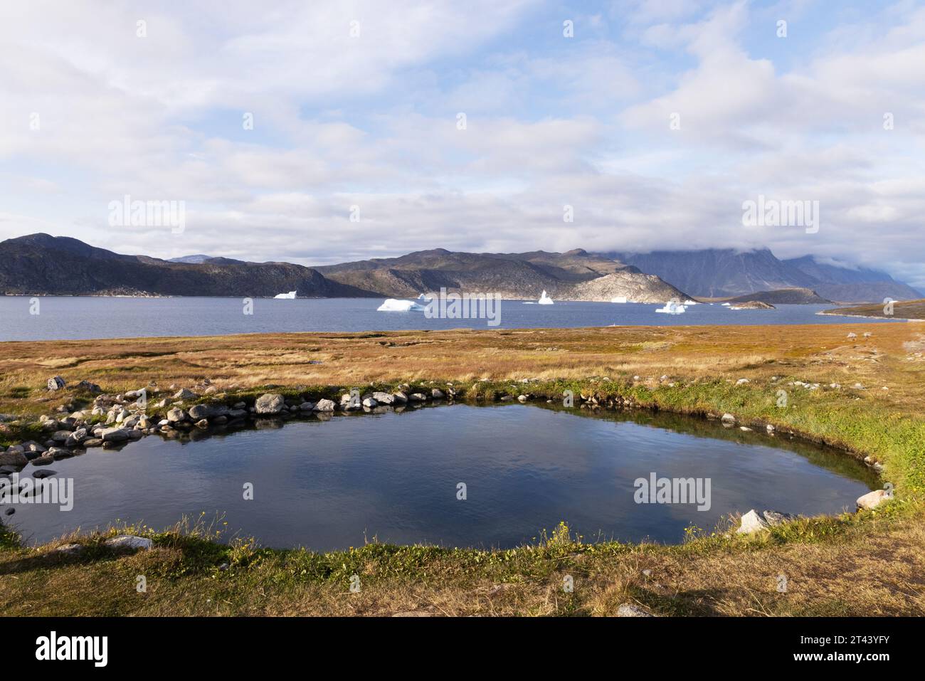Piscina termale della Groenlandia o sorgenti termali di energia geotermica; isola di Uunartoq, Groenlandia meridionale, Europa. Paesaggio della Groenlandia Foto Stock