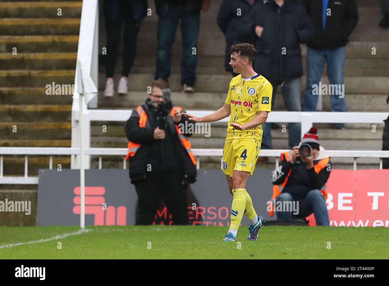 Ryan East of Rochdale festeggia dopo aver segnato il suo terzo gol durante la partita di Vanarama National League tra Hartlepool United e Rochdale al Victoria Park, Hartlepool, sabato 28 ottobre 2023. (Foto: Mark Fletcher | mi News) crediti: MI News & Sport /Alamy Live News Foto Stock