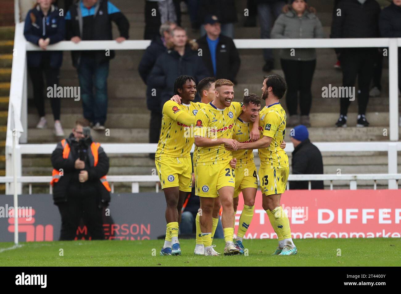 Ryan East of Rochdale festeggia dopo aver segnato il suo terzo gol durante la partita di Vanarama National League tra Hartlepool United e Rochdale al Victoria Park, Hartlepool, sabato 28 ottobre 2023. (Foto: Mark Fletcher | mi News) crediti: MI News & Sport /Alamy Live News Foto Stock