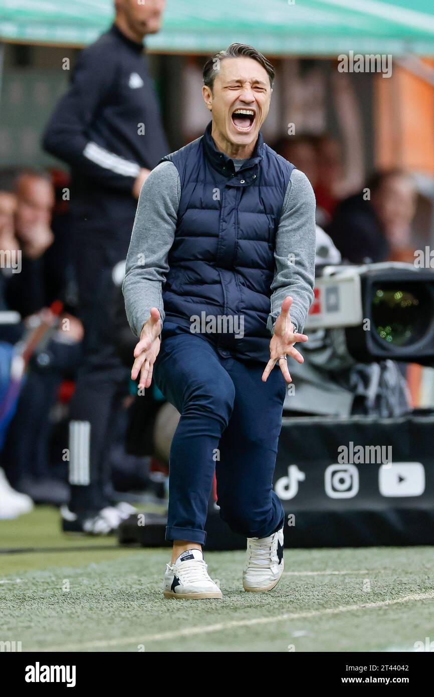 28 ottobre 2023, Baviera, Augusta: Calcio, Bundesliga, FC Augsburg - VfL Wolfsburg, Matchday 9, WWK Arena. L'allenatore Nico Kovac del VfL Wolfsburg reagisce con rabbia al match. Foto: Daniel Löb/dpa - NOTA IMPORTANTE: In conformità ai requisiti della DFL Deutsche Fußball Liga e del DFB Deutscher Fußball-Bund, è vietato utilizzare o far utilizzare fotografie scattate nello stadio e/o della partita sotto forma di immagini di sequenza e/o serie di foto simili a video. Foto Stock