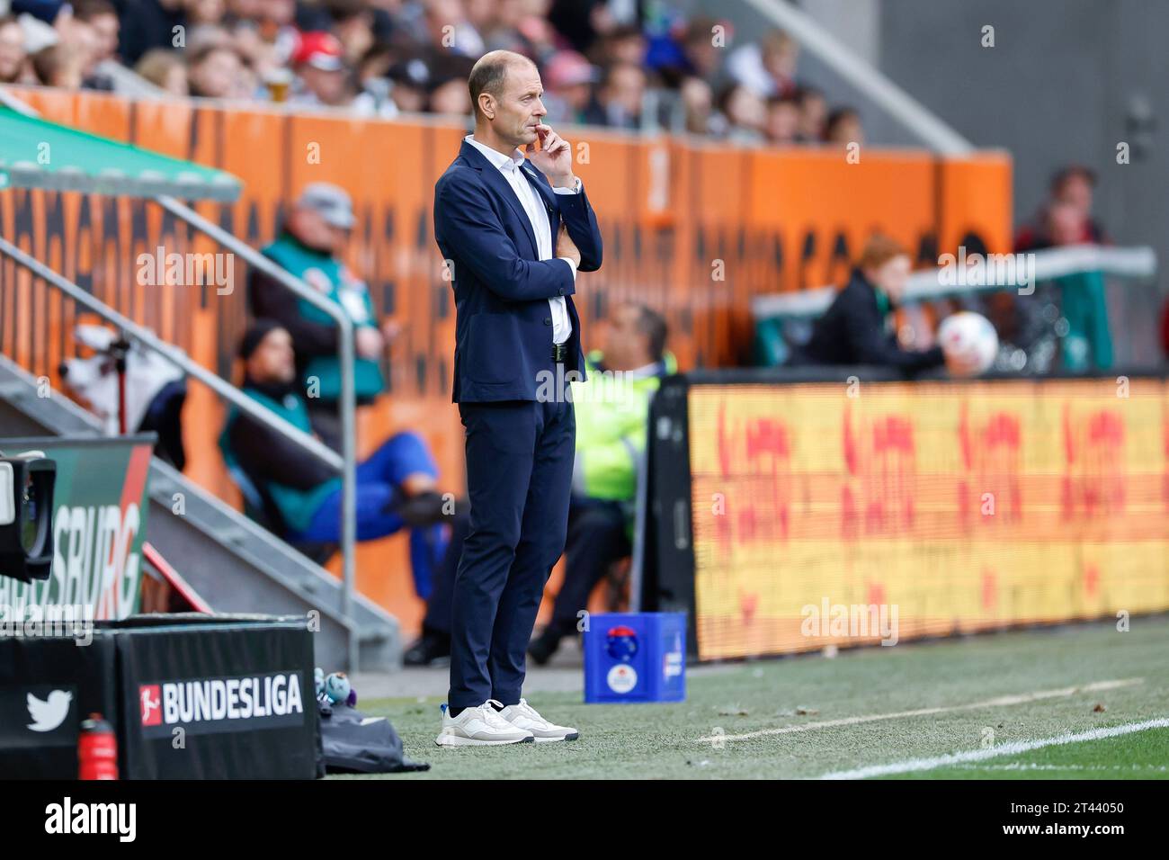 28 ottobre 2023, Baviera, Augusta: Calcio, Bundesliga, FC Augsburg - VfL Wolfsburg, Matchday 9, WWK Arena. L'allenatore Jess Thorup dell'FC Augsburg segue la partita. Foto: Daniel Löb/dpa - NOTA IMPORTANTE: In conformità ai requisiti della DFL Deutsche Fußball Liga e del DFB Deutscher Fußball-Bund, è vietato utilizzare o far utilizzare fotografie scattate nello stadio e/o della partita sotto forma di immagini di sequenza e/o serie di foto simili a video. Foto Stock