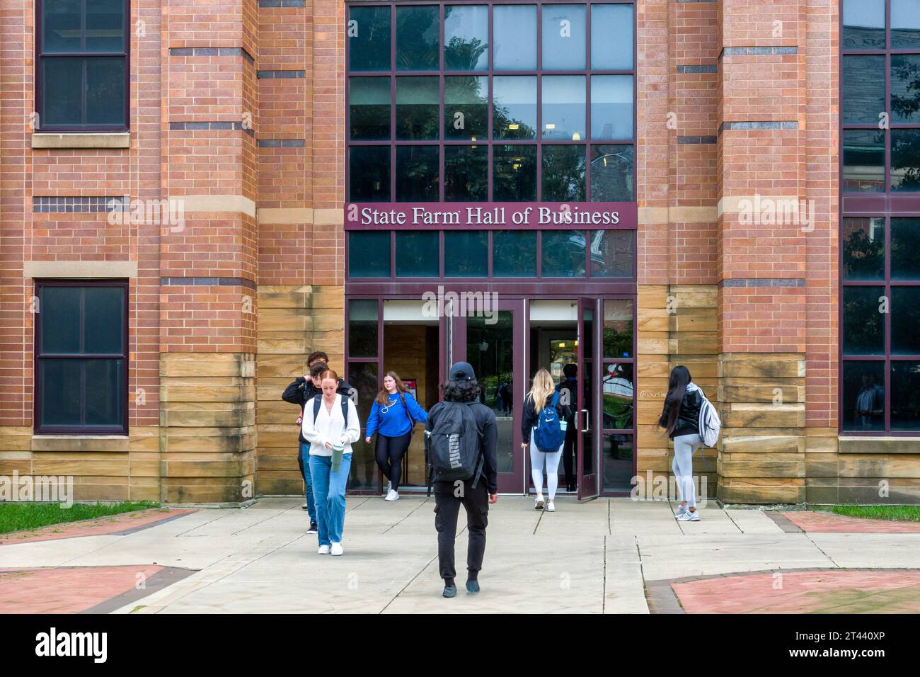 NORMAL, il, USA - 18 OTTOBRE 2023: Uniidentfied Individuals and State Farm Hall of Business presso l'Illinois State University. Foto Stock