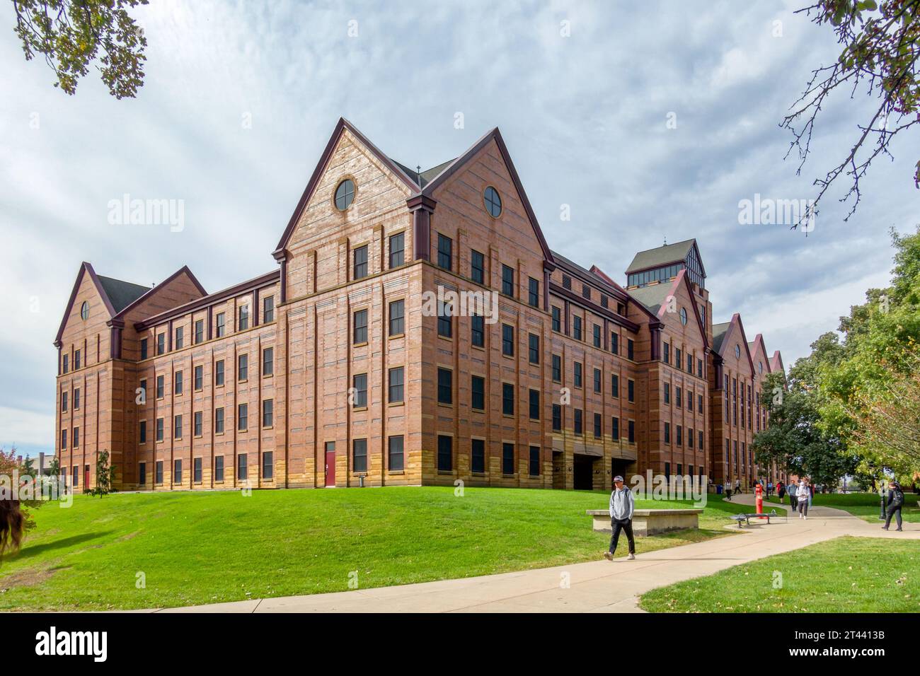 NORMAL, il, USA - 18 OTTOBRE 2023: Uniidentfied Individuals and State Farm Hall of Business presso l'Illinois State University. Foto Stock