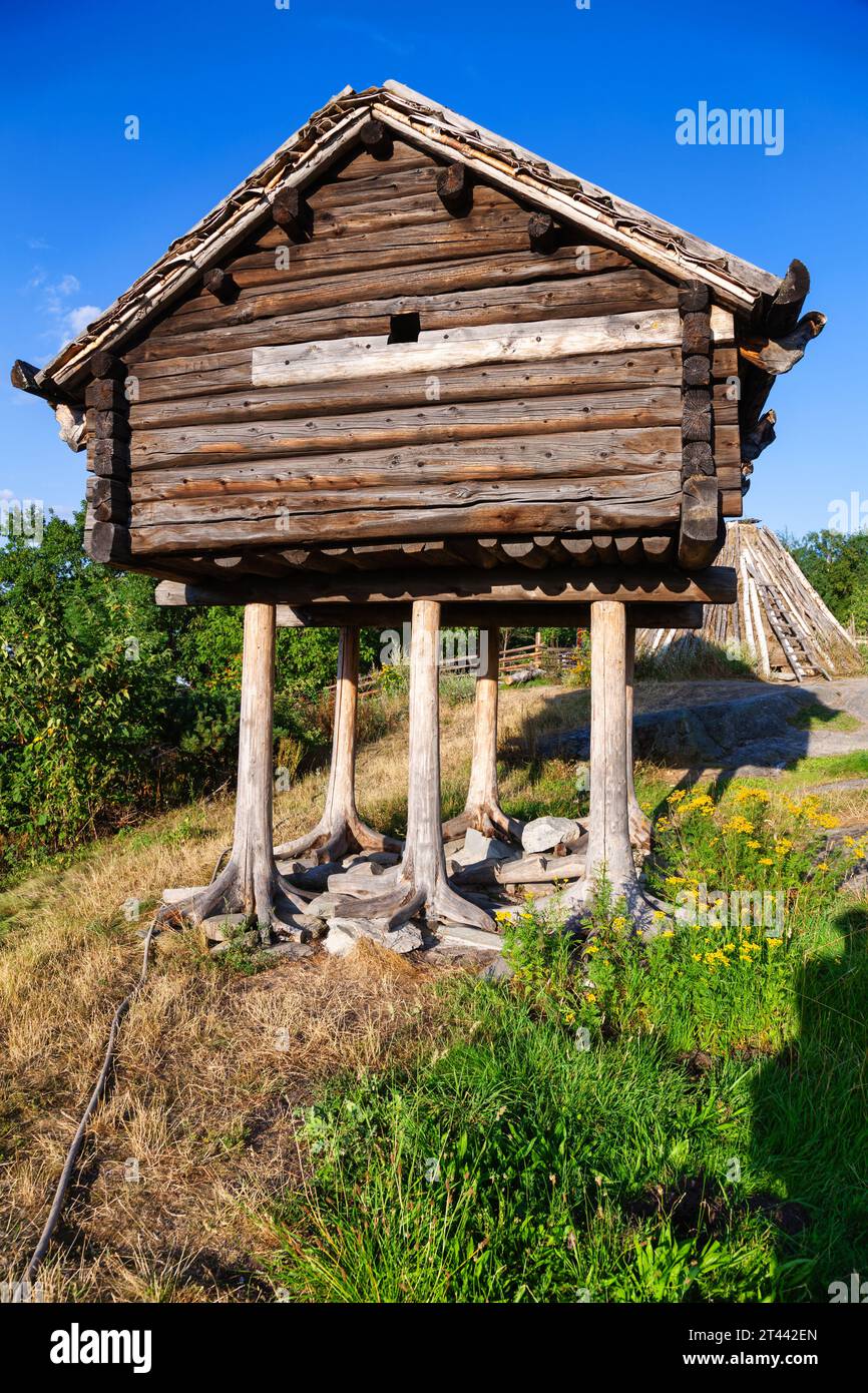 Tradizionale magazzino sopraelevato in legno conservato a Skansen, il più antico museo all'aperto e zoo della Svezia, situato sull'isola Djurgarden a Stockho Foto Stock