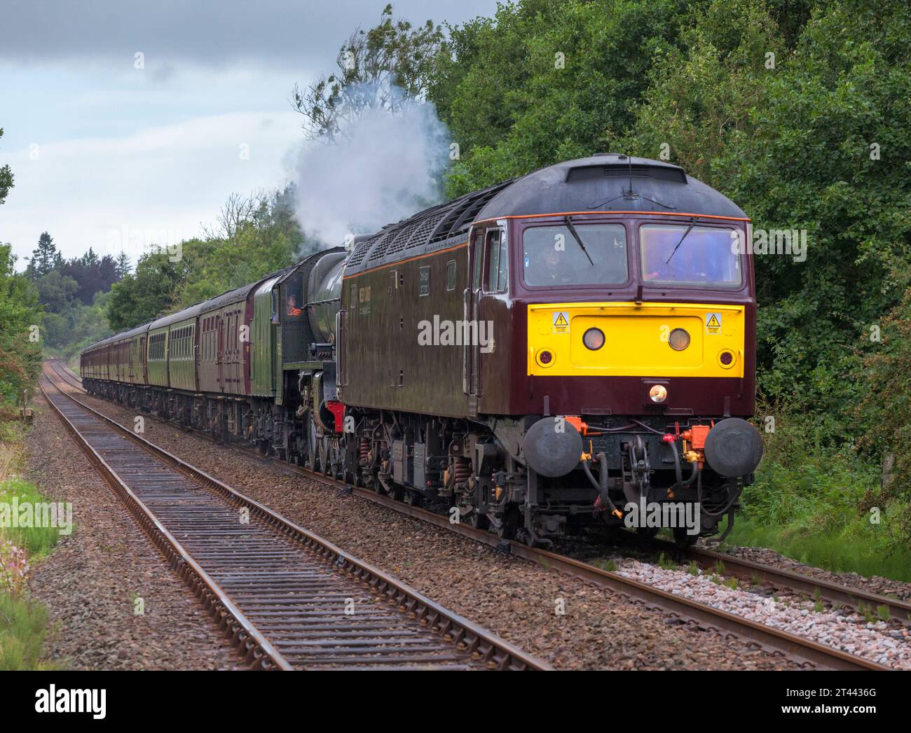 West Coast Railway co-class 47 locomotiva sulla Little North western Railway con vagoni ferroviari vuoti con motore a vapore vicino a Melling Foto Stock