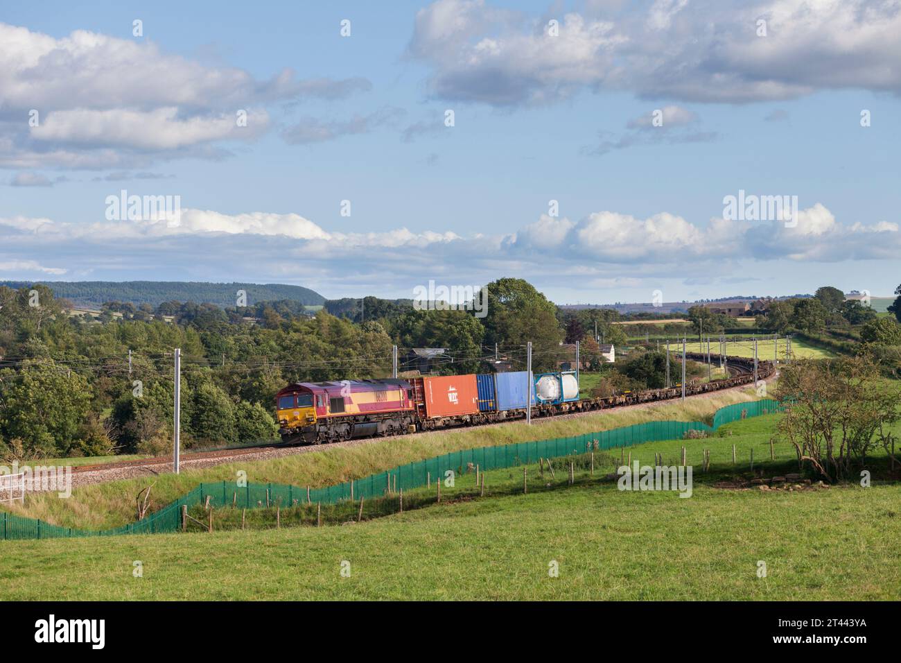 DB cargo classe 66 locomotiva diesel 66200 sulla linea principale della costa occidentale in Cumbria con un treno merci intermodale Liverpool Seaforth - Mossend Foto Stock