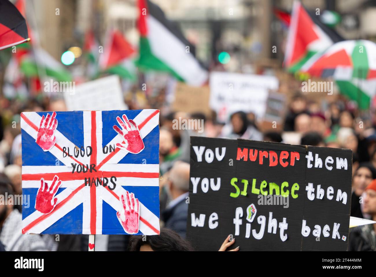 Manchester, Regno Unito. 28 ottobre 2023. Migliaia di manifestanti pro-Palestina si sono riuniti per una manifestazione di massa a Manchester nel Regno Unito. I manifestanti marciarono da Piazza San Pietro nel centro della città. Bandiere e striscioni furono tenute in alto e i razzi furono lasciati andare. Sono stati pronunciati discorsi in Piazza San Pietro prima e dopo la marcia circolare. Foto: Garyroberts/worldwidefeatures.com credito: GaryRobertsphotography/Alamy Live News Foto Stock