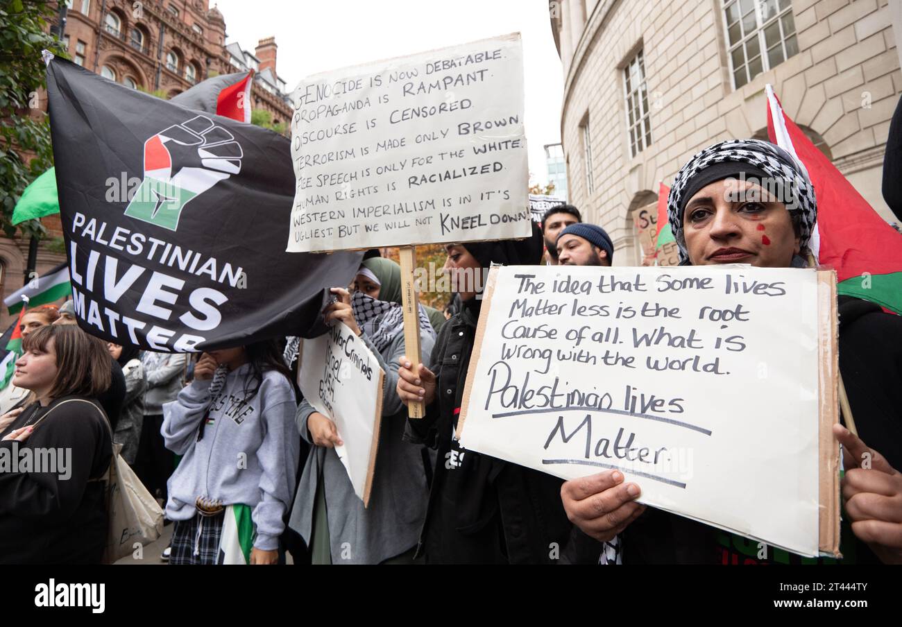 Manchester, Regno Unito. 28 ottobre 2023. Migliaia di manifestanti pro-Palestina si sono riuniti per una manifestazione di massa a Manchester nel Regno Unito. I manifestanti marciarono da Piazza San Pietro nel centro della città. Bandiere e striscioni furono tenute in alto e i razzi furono lasciati andare. Sono stati pronunciati discorsi in Piazza San Pietro prima e dopo la marcia circolare. Foto: Garyroberts/worldwidefeatures.com credito: GaryRobertsphotography/Alamy Live News Foto Stock