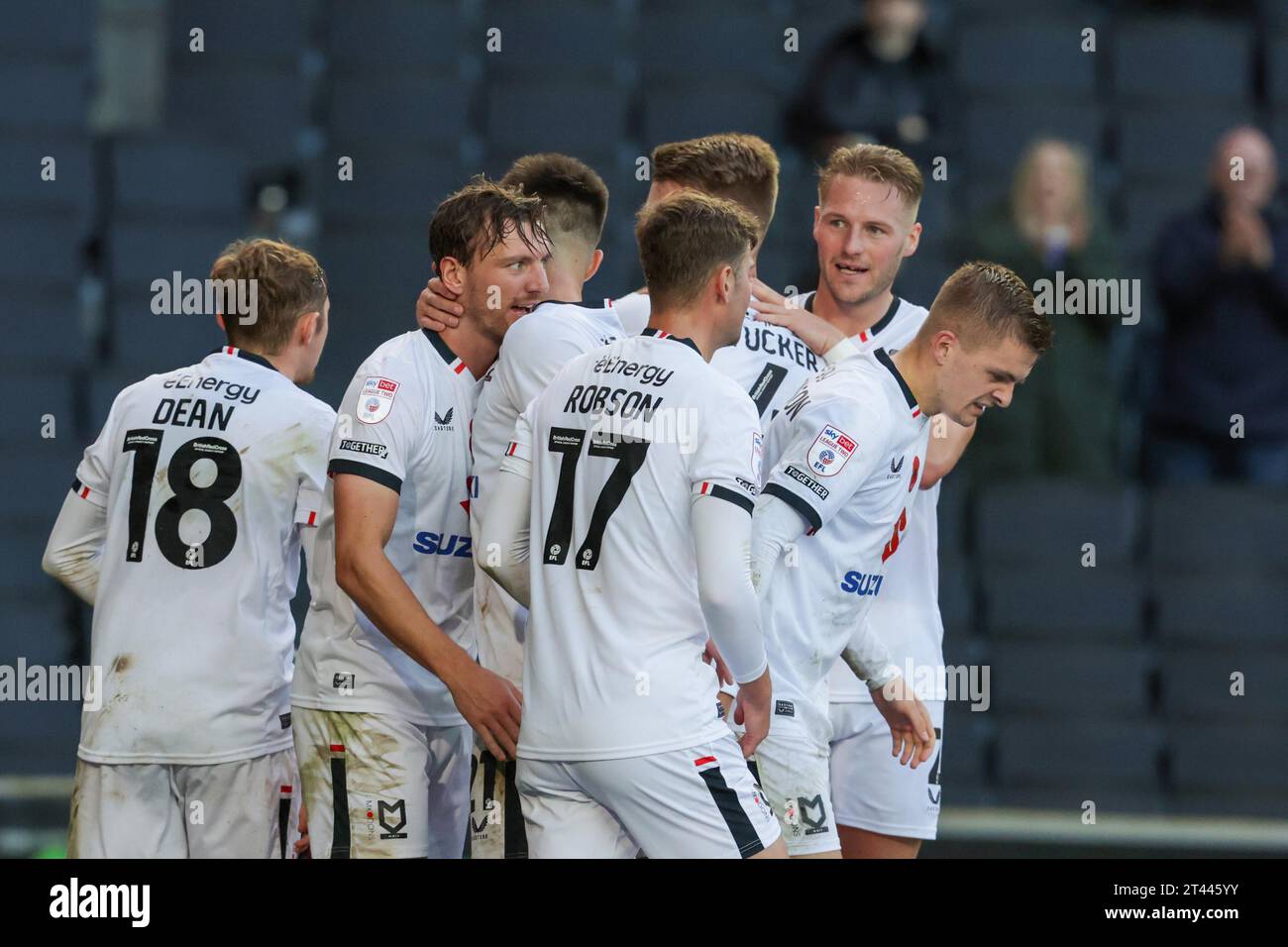 il capitano Alex Gilbey festeggia dopo aver segnato per il Milton Keynes Dons, per estendere il suo vantaggio portandolo 3 - 1 contro lo Swindon Town, durante il secondo tempo della partita di Sky Bet League 2 tra MK Dons e Swindon Town allo Stadio MK di Milton Keynes sabato 28 ottobre 2023. (Foto: John Cripps | mi News) crediti: MI News & Sport /Alamy Live News Foto Stock