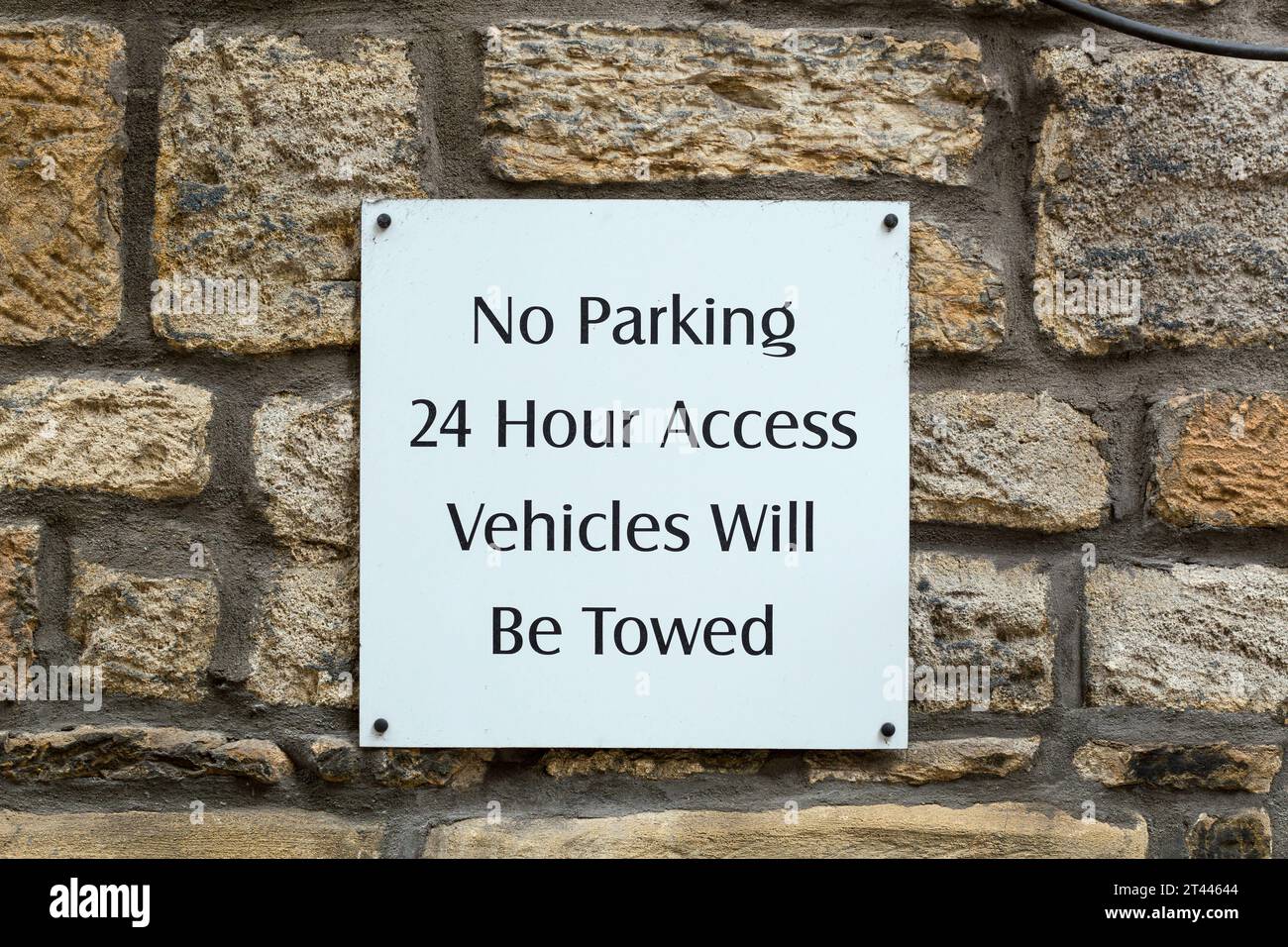 Nessun parcheggio, i veicoli con accesso 24 ore su 24 saranno trainati su un muro Foto Stock